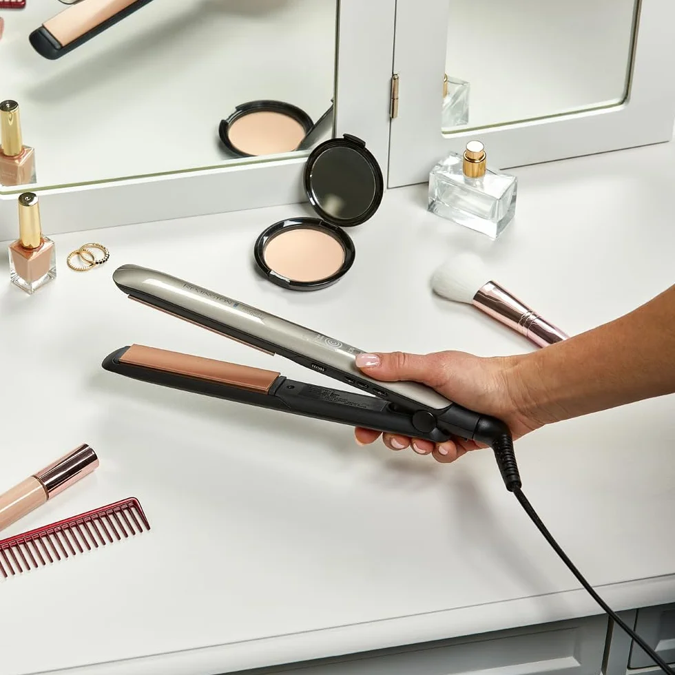 Remington Piastra capelli lisci e mossi, Protezione Keratin, Sensore di calore per proteggere il capello, Ceramica Ultra S8593