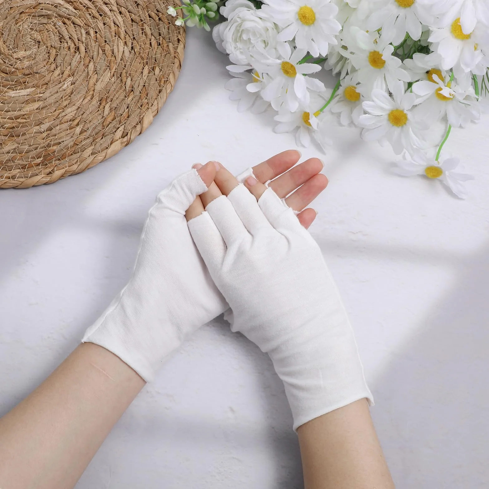 4 paia di guanti in cotone senza dita, guanti protettivi UV per lampade gel unghie bianchi sottili senza dita per mani asciutte touch screen spa trattamento della pelle