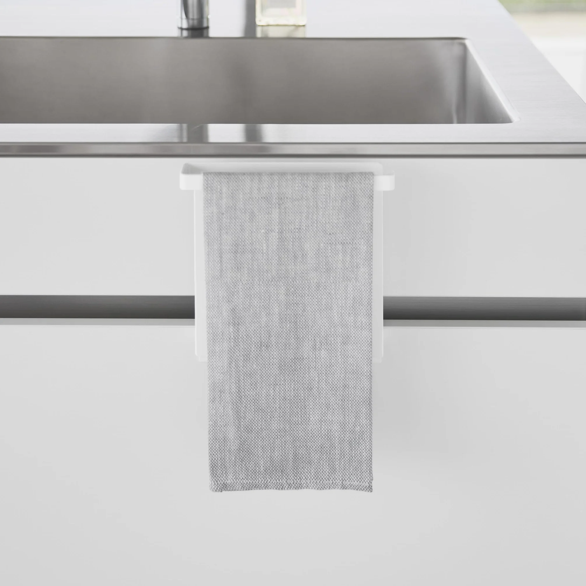 Yamazaki 1590 TOWER Floating Towel Hanger White Steel 20 x 910 x 19.5 cm