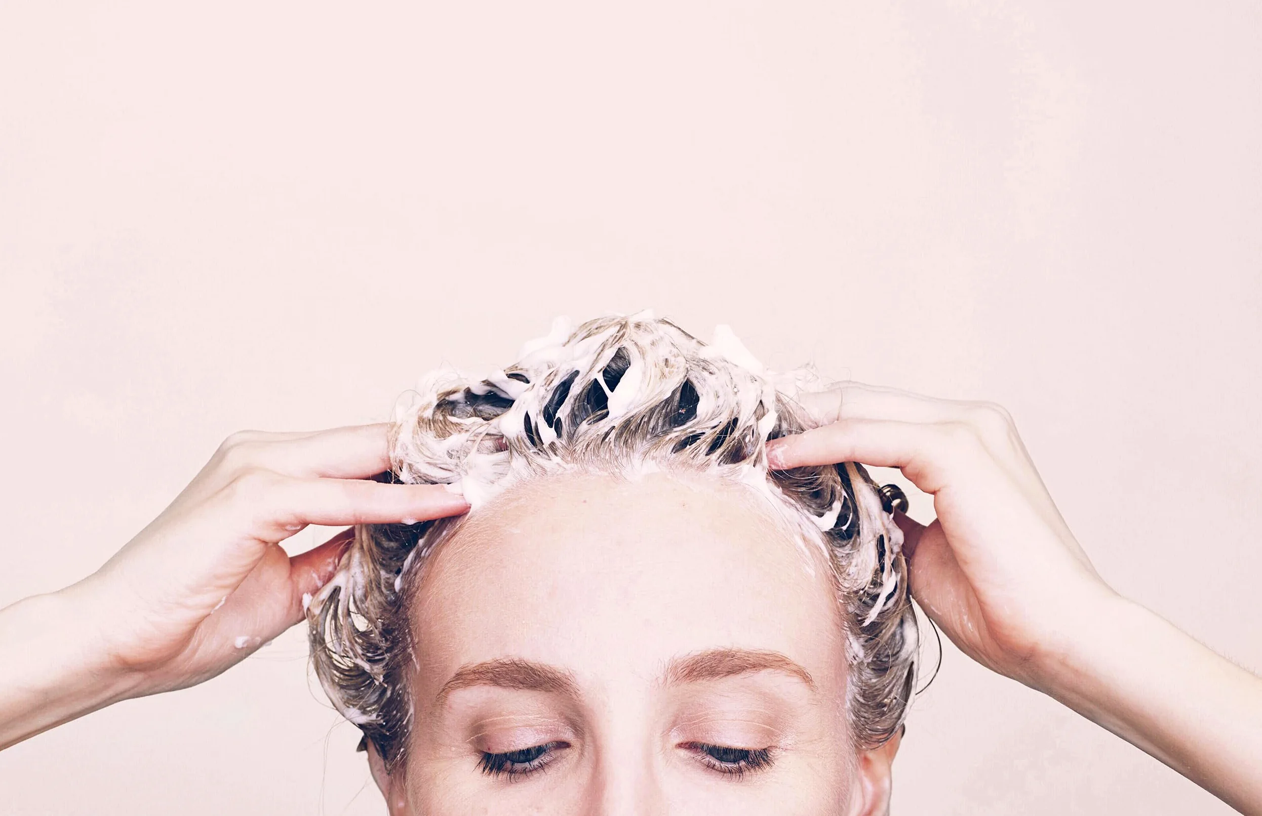 Kristin Ess Deep Clean, shampoo schiarente per capelli grassi e accumulazione, purificante e purificante, senza solfati e vegano, prodotto per capelli spessi, ricci e colorati