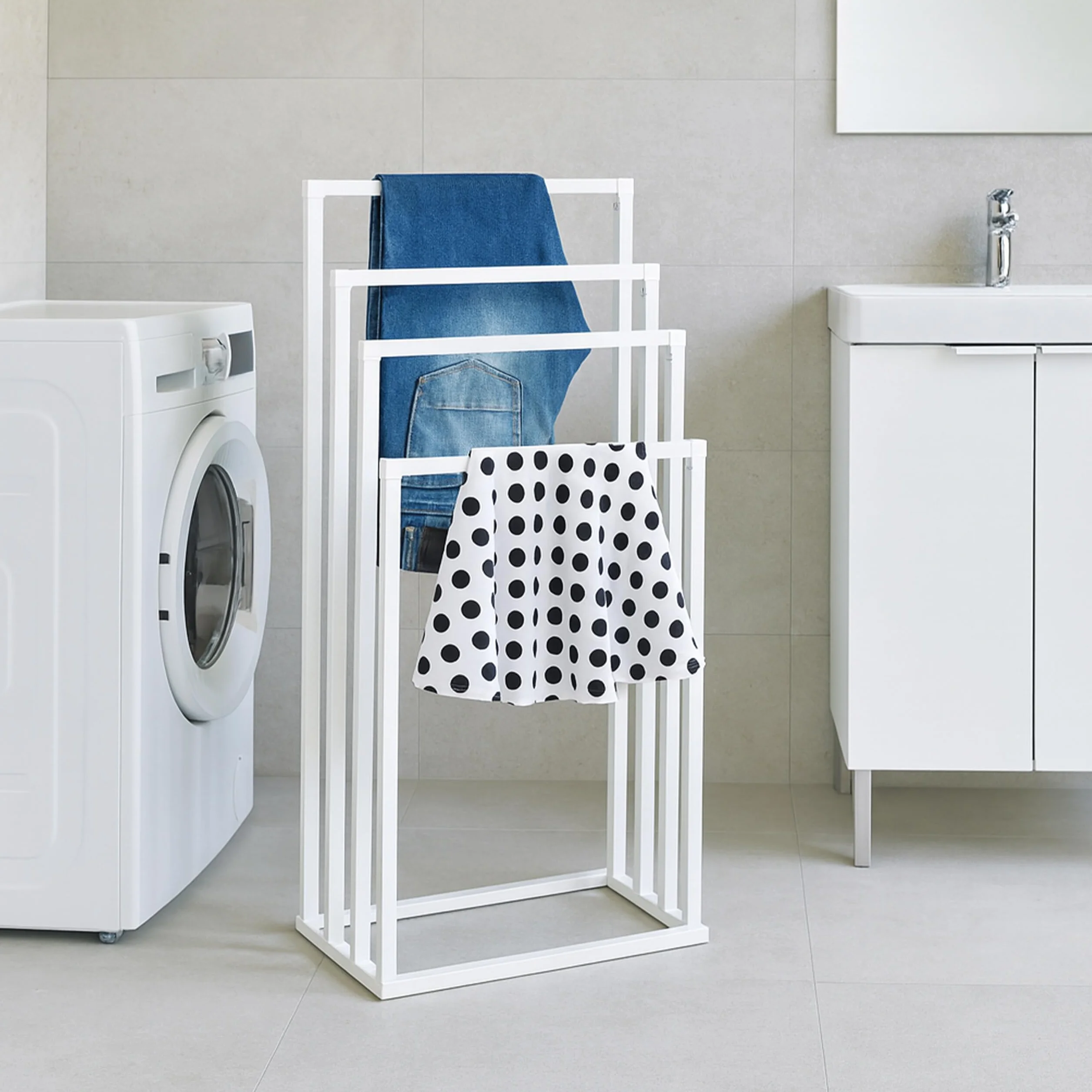 Relaxdays Portasciugamani a 4 Bracci Sfalsati, Ferro, Bianco, 96,5x45x29 cm