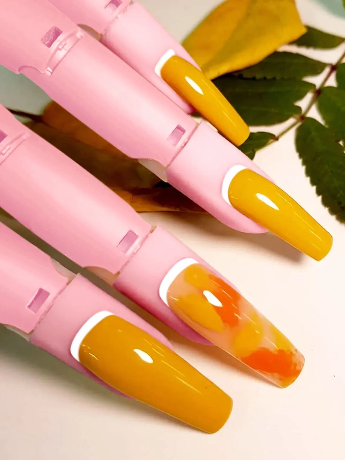 Deciniee Mano Finta per Ricostruzione Unghie, 3 Dita Regolabili e 200 Punte per Unghie Sostituibili Dito Finto per Ricostruzione Unghie, Kit Professionale Dito per Pratica Per Nail Art, Rosa/Bianco
