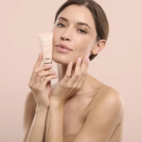 BioNike Defence Color - Skin Tint Siero Fondotinta Leggero SPF 15, con Acido Ialuronico, Blend Multivitaminico e Fitocomplesso Antiossidante, Texture Leggera, Coprenza Modulabile, 30ml