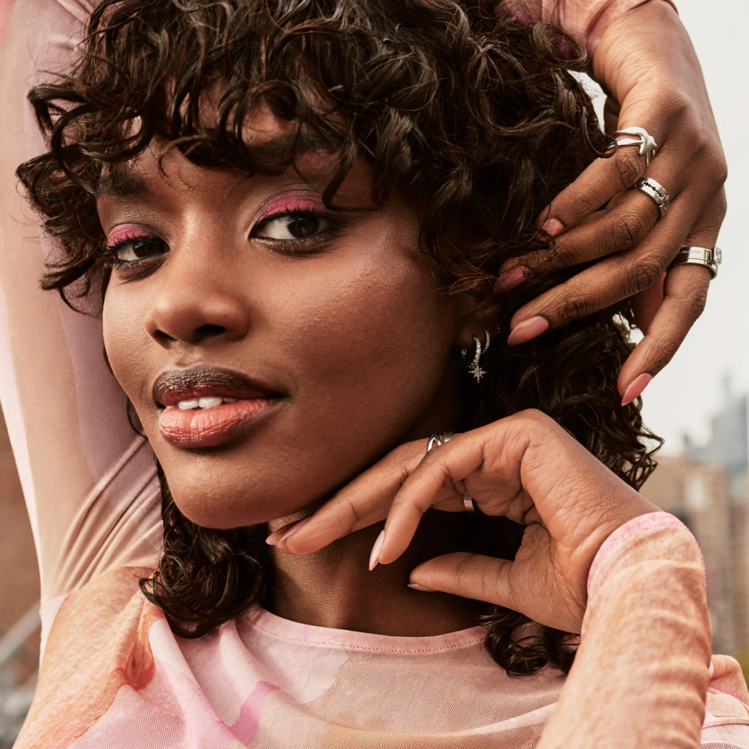 MAYBELLINE NEW YORK - Grippy Serum - Base di tinta perfetta - Fissa il trucco per 24 ore - Texture Ultra-fondente - Arricchita con niacinamide e aloe vera - Tecnologia Serum-To-Grip - 30 ml