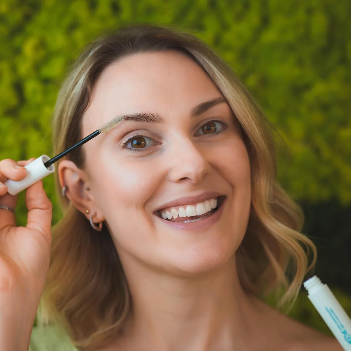 La Saponaria | Siero Ciglia e Sopracciglia Bio Rinforzante con Olio di Ricino – Siero Ciglia allungante Naturale per uno Sguardo Intenso, Siero Sopracciglia Ricrescita Rapida, Formato 10 ml