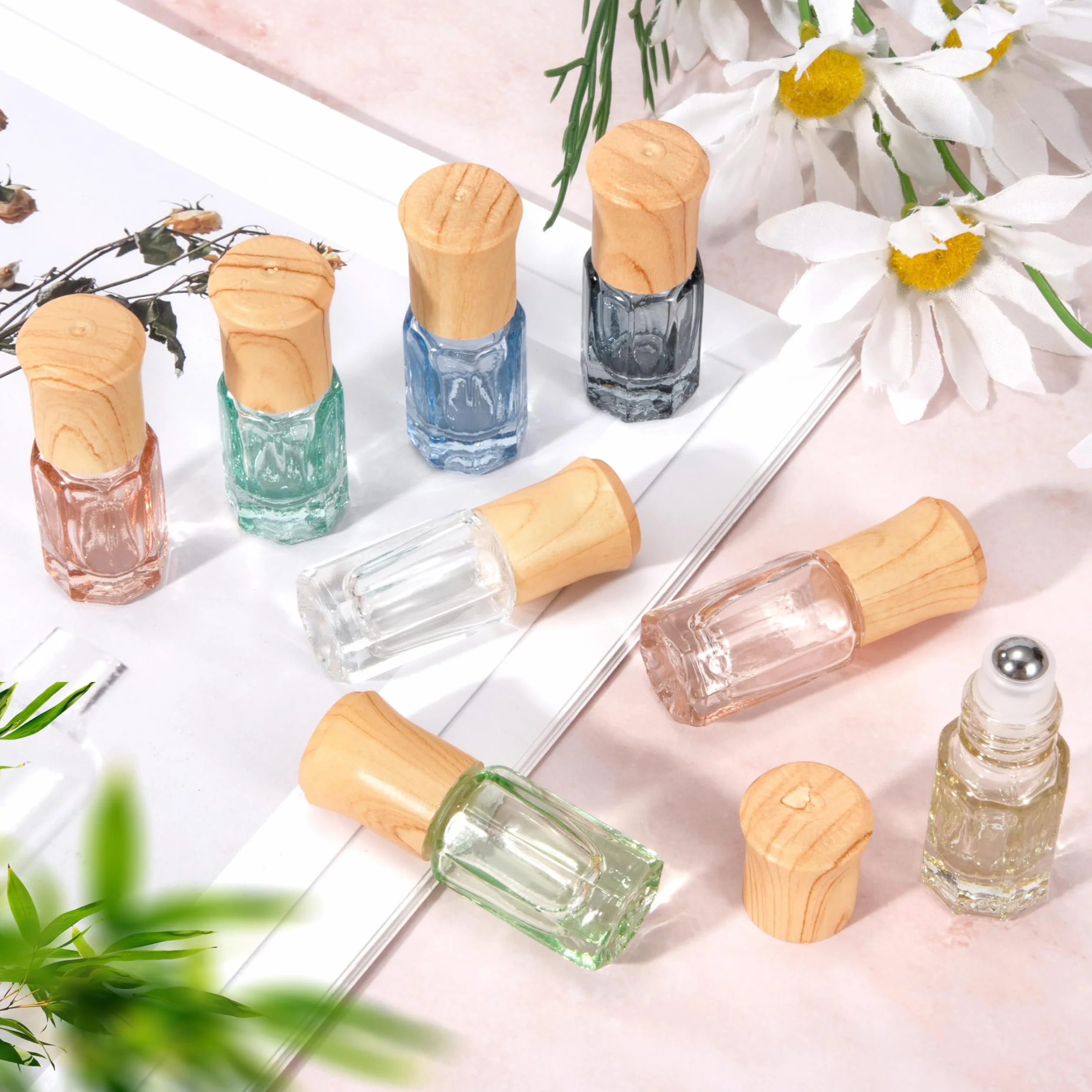 Bottiglie a Rullo di Oli Essenziali Bottiglia Roll On Vuota 3ML con Sfere Roller in Acciaio Inox per Oli Essenziali Aromaterapia 8 Pezzi 8 Colori