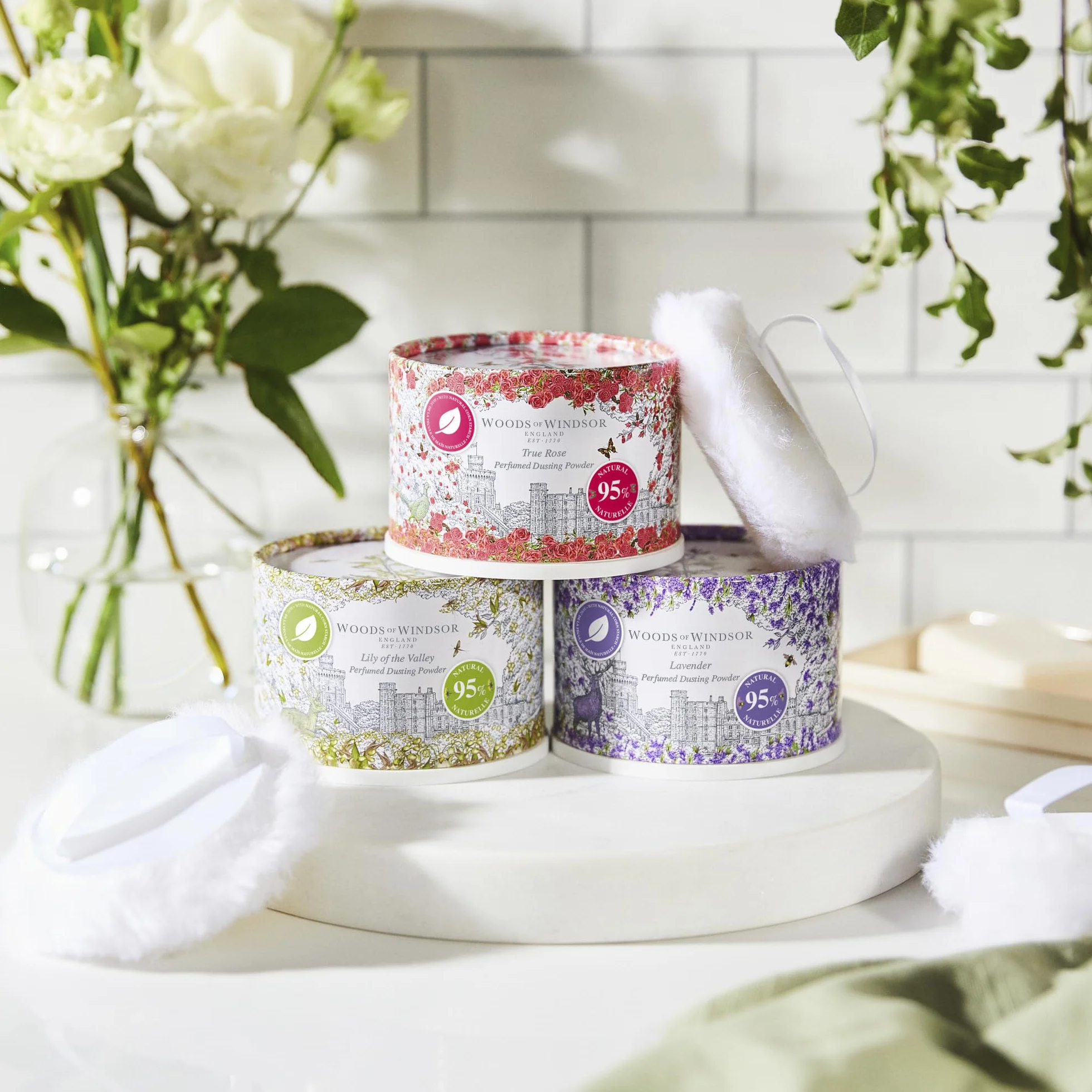Woods of Windsor Polvere Profumata alla Lavanda con Puff Corpo, Alternativa al Talco, Controllo Odori e Prevenzione Irritazioni, 95% Ingredienti Naturali, Vegano e Cruelty Free, 100g