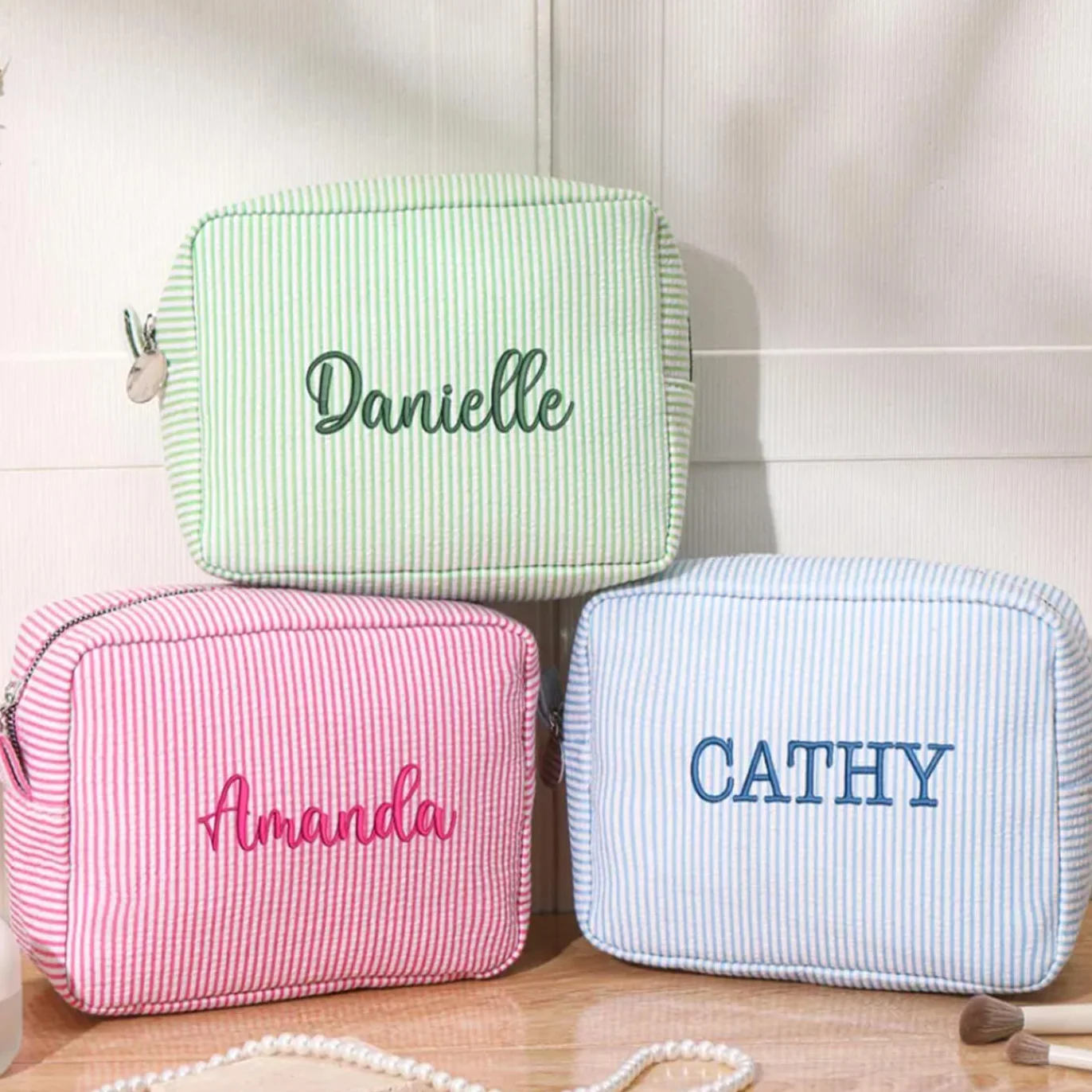 Borsa per trucco personalizzata ricamata in popeline - Organizer cosmetico personalizzato con monogramma, regalo per matrimonio e bomboniera per festa nuziale