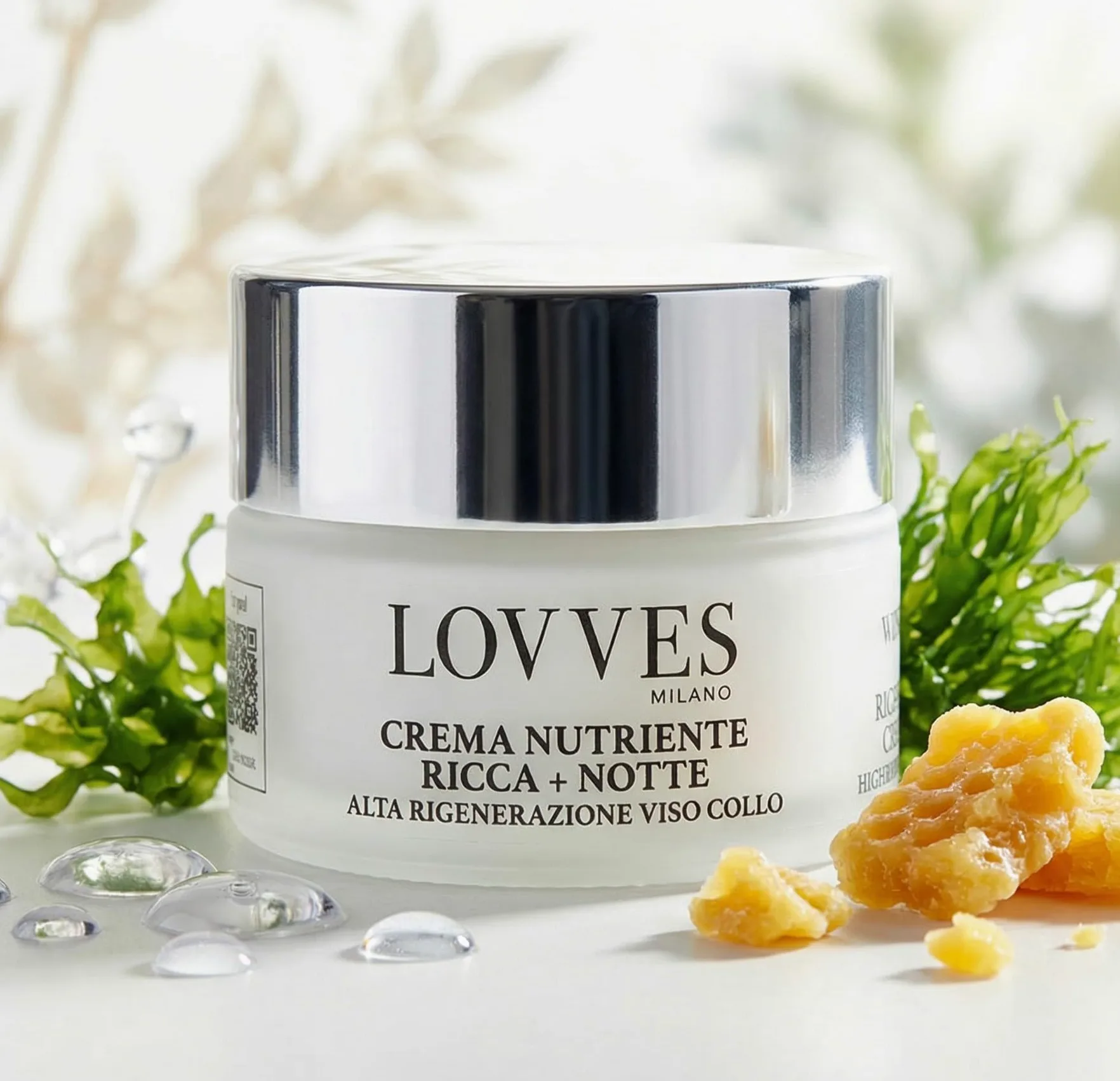 LOVVES Crema Viso Nutriente Ricca, per Giorno e Notte, Alta Cosmesi Naturale, Crema Viso Antirughe, Favorisce la produzione di Collagene, Idratante, Rigenerante Viso Collo, Vaso In Vetro 50 ml