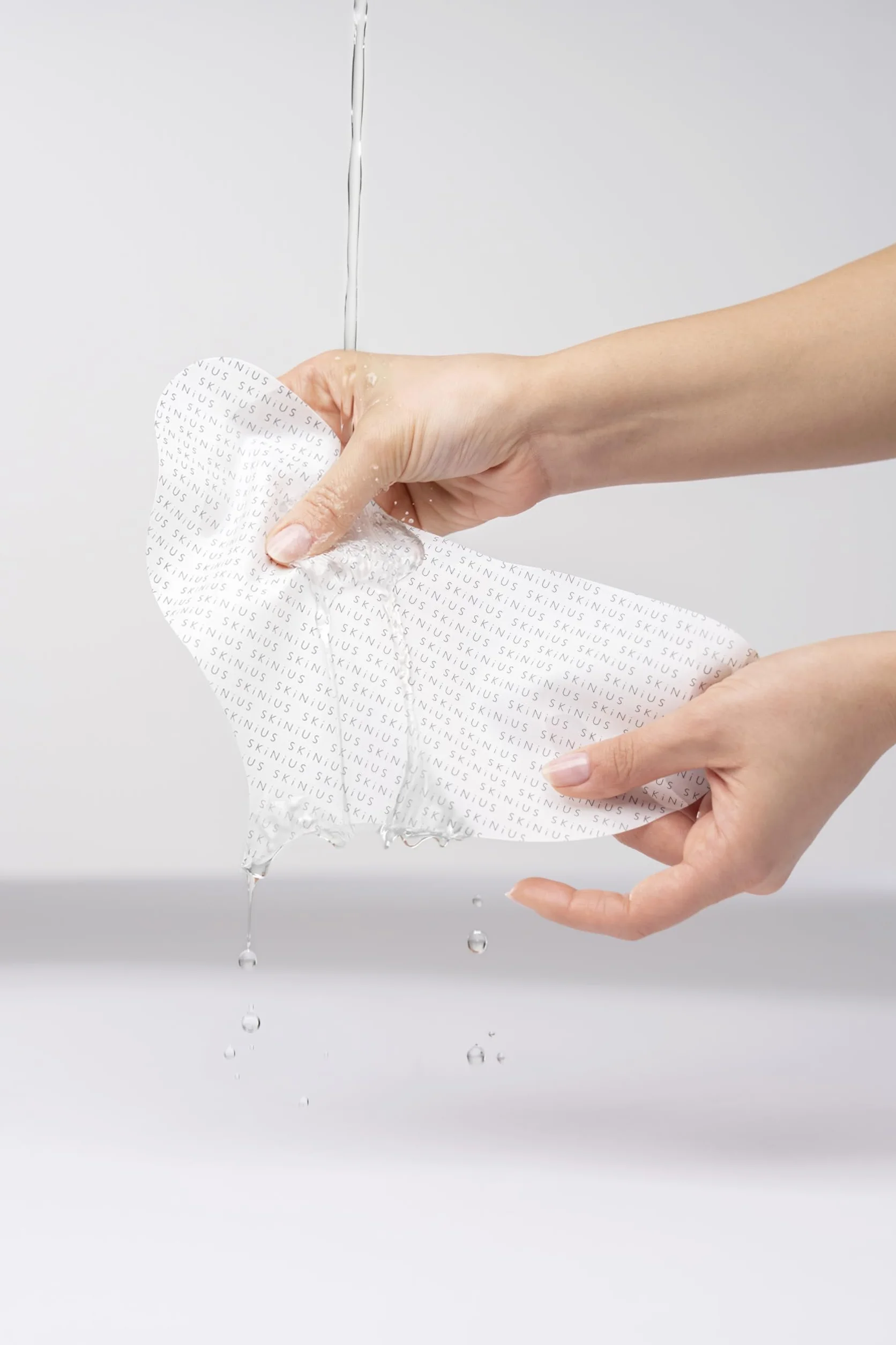 Skinius LIFTNES Patches Riutilizzabili per Collo e Décolleté con Pochette Waterproof - Patch in Silicone Morbidi ed Ergonomici - Wearable Beauty Anti-Spreco - Riutilizzabili