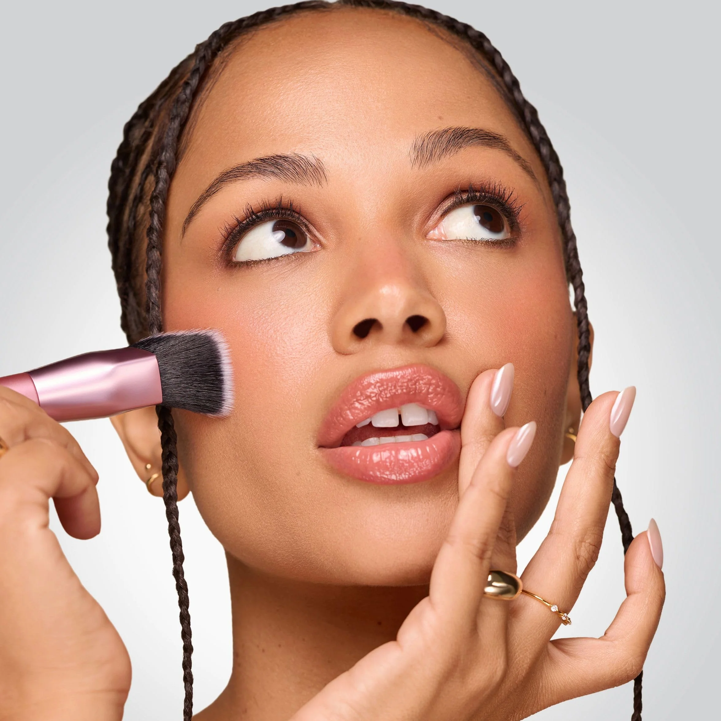 Real Techniques Cheek Hugging Contour Brush, Angled Makeup Brush for Cream Contour Liquid Bronzer & Sculpting, Precision Face Shaping, UltraPlush Bristles, Cruelty-Free, 1 Count