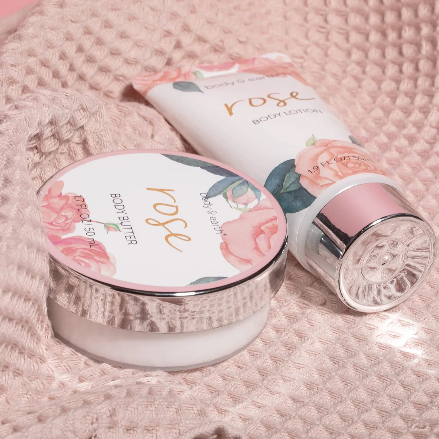BODY & EARTH Confezione Regalo per Donne, 5 Pezzi, Rosa, gel Doccia, Burro per il Corpo, Crema per Le mani, Lozione per il Corpo, Regalo di Compleanno, Fidanzata, San Valentino per lei
