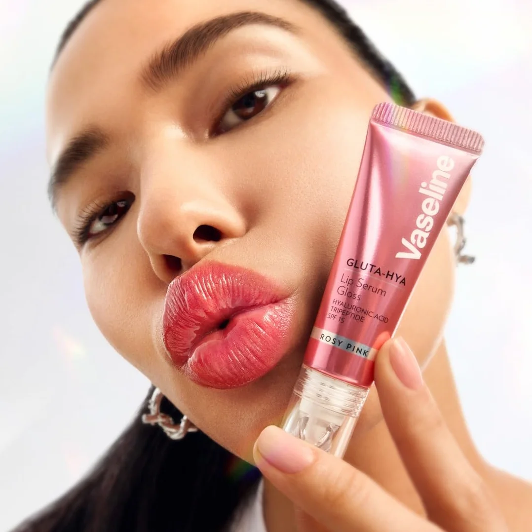Vaseline Gluta-Hya Rosy Pink Lipgloss, siero per la cura delle labbra con acido ialuronico e tecnologia GlutaGlow, colorato, rimpolpante e protettivo con SPF 15, (Rosy Pink - 1 x 10ml)