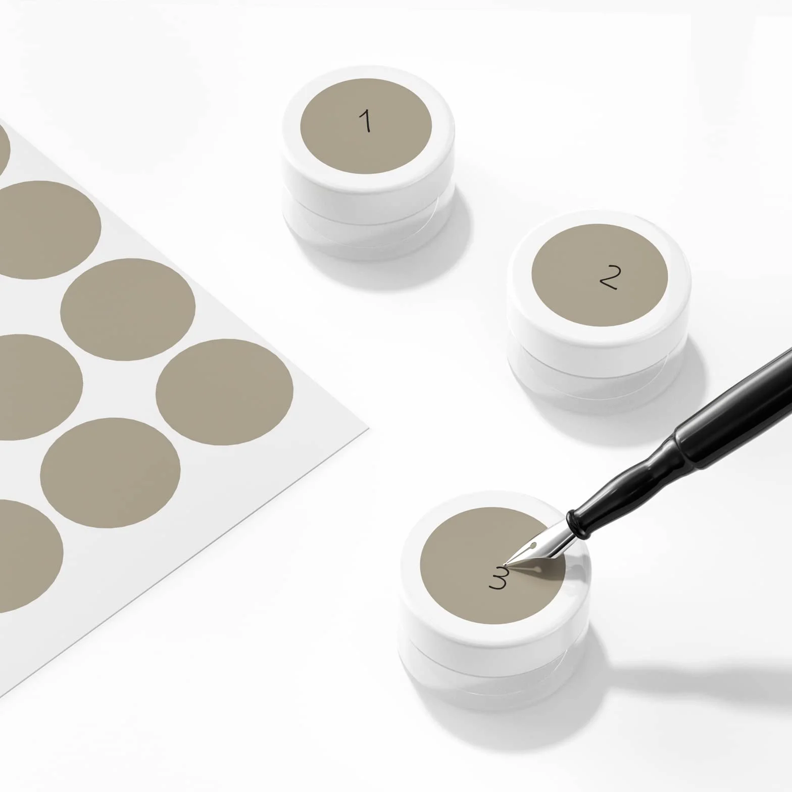 Newaner 60 Pezzi Barattolo Cosmetici, 10g10ml Mini Vasetto Trasparente con Tappo a vite Vasetti Plastica, lattina vuota con adesivi, per trasportare trucco, creme, lozioni, mini candele(Bianco)