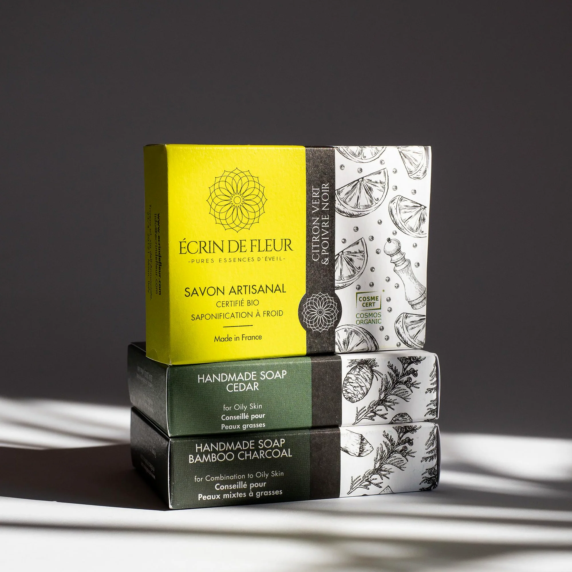 Cofanetto Regalo Saponi Biologici da Uomo, Barre Detergenti Artigianali Francesi, Certificati COSMOS & Nature et Progrès, Legno di Cedro, Lime & Carbone Attivo, 3x90g
