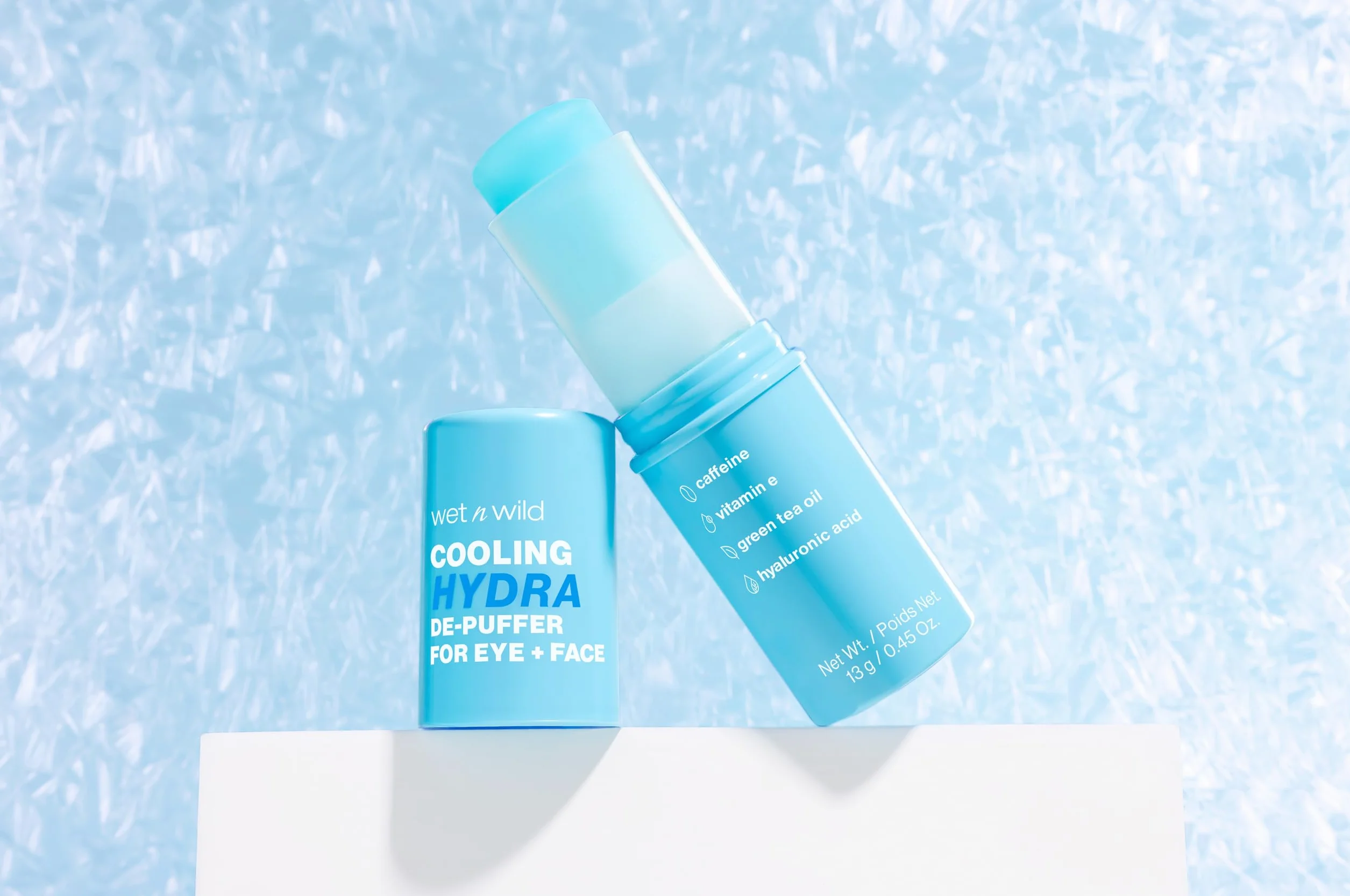 Wet n Wild Cooling Hydra De-Puffer, Balsamo Rinfrescante in Stick per Illuminare e Rinfrescare il Contorno Occhi e Migliorare la Morbidezza della Pelle, Acido Ialuronico, Caffeina e Probiotici