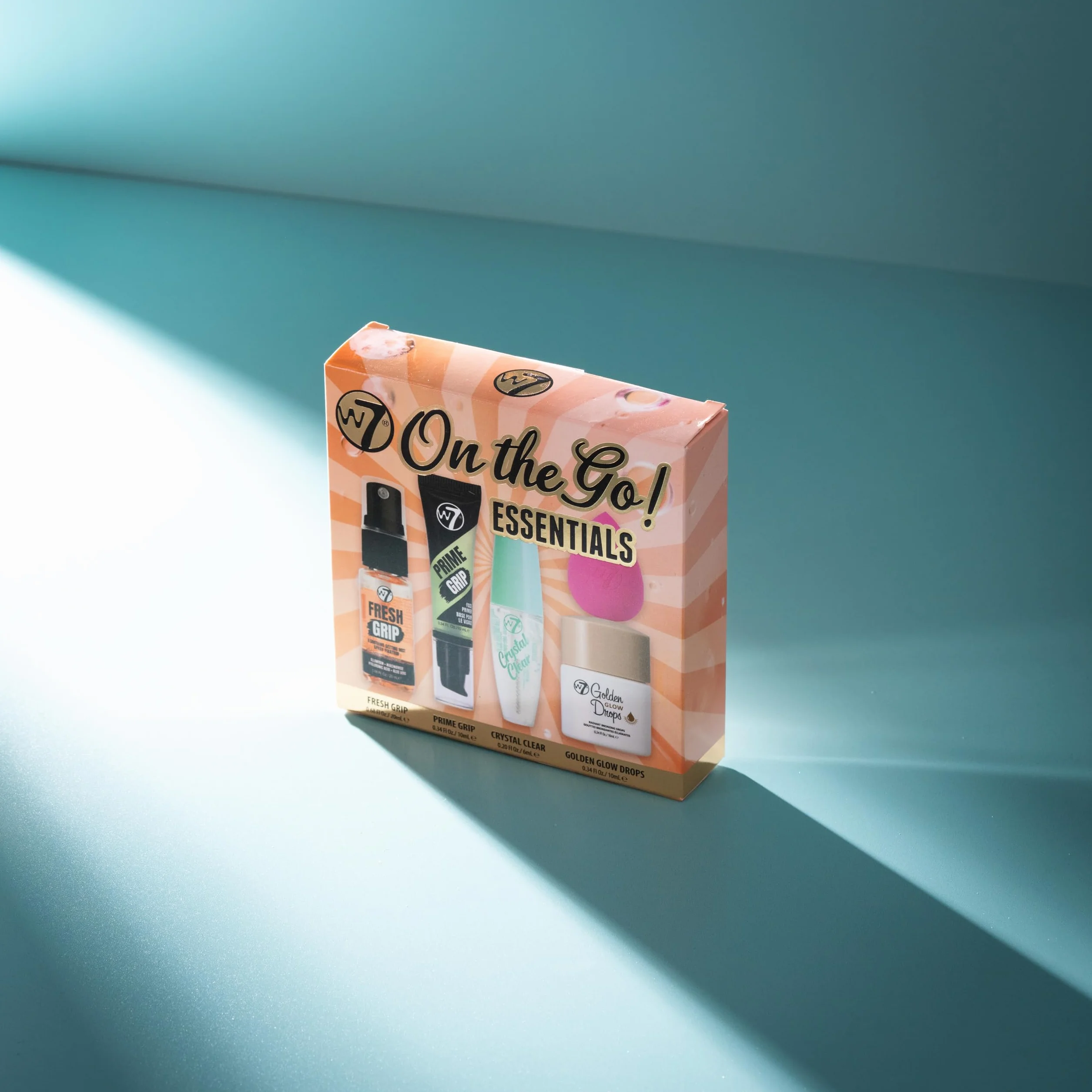 W7 On the Go Essentials - Set di trucchi indispensabili in formato mini, con primer, spray fissante, mascara, gocce abbronzanti Golden Glow e spugnetta - Make-up essenziali