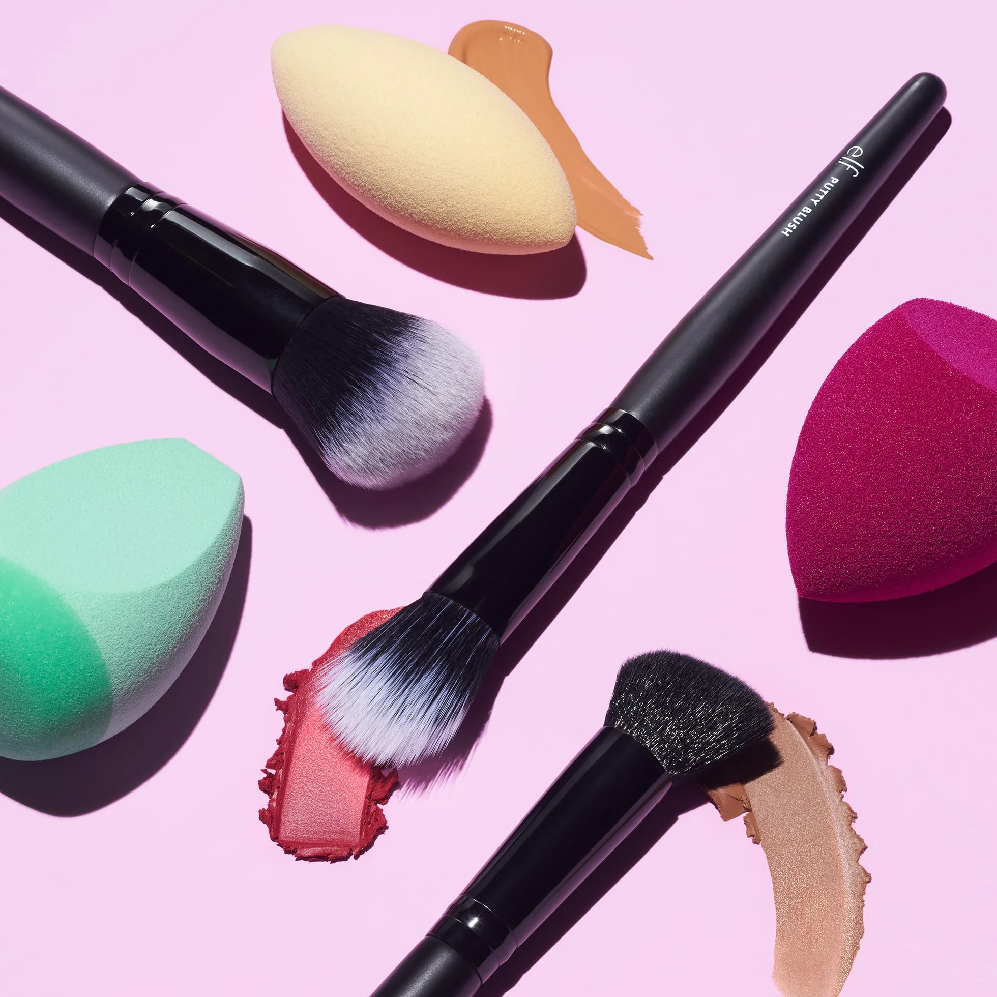 e.l.f. Putty Bronzer Brush, pennello angolato per trucco per contouring e highlight, realizzato per il e.l.f. Putty Bronzer, applicazione sanitaria impeccabile, nero