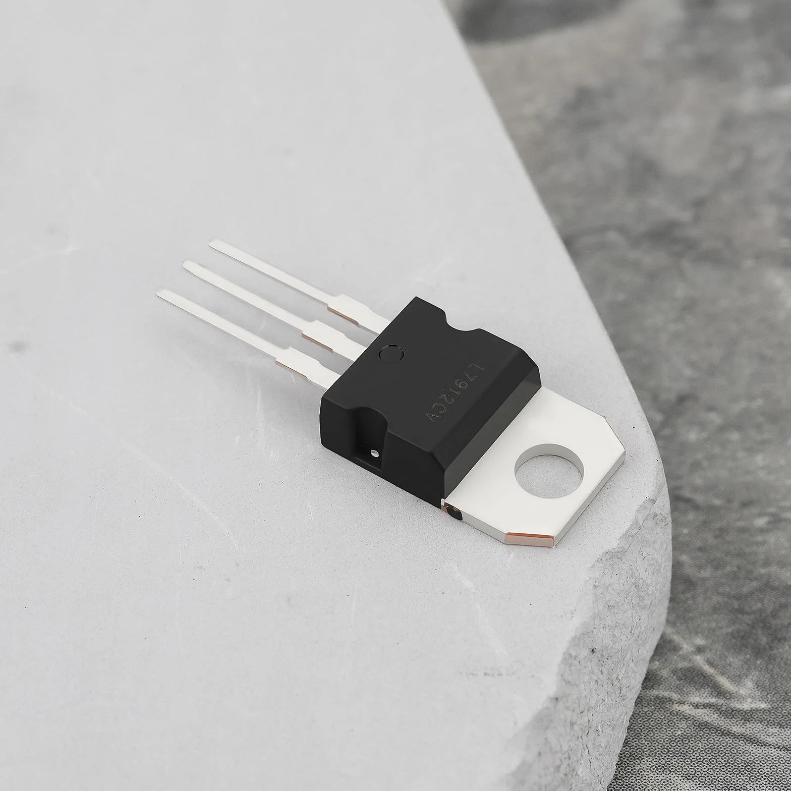 Regolatore Di Tensione L7912CV 12 V 1,5 A TO-220 OTOTEC 20 Pezzi