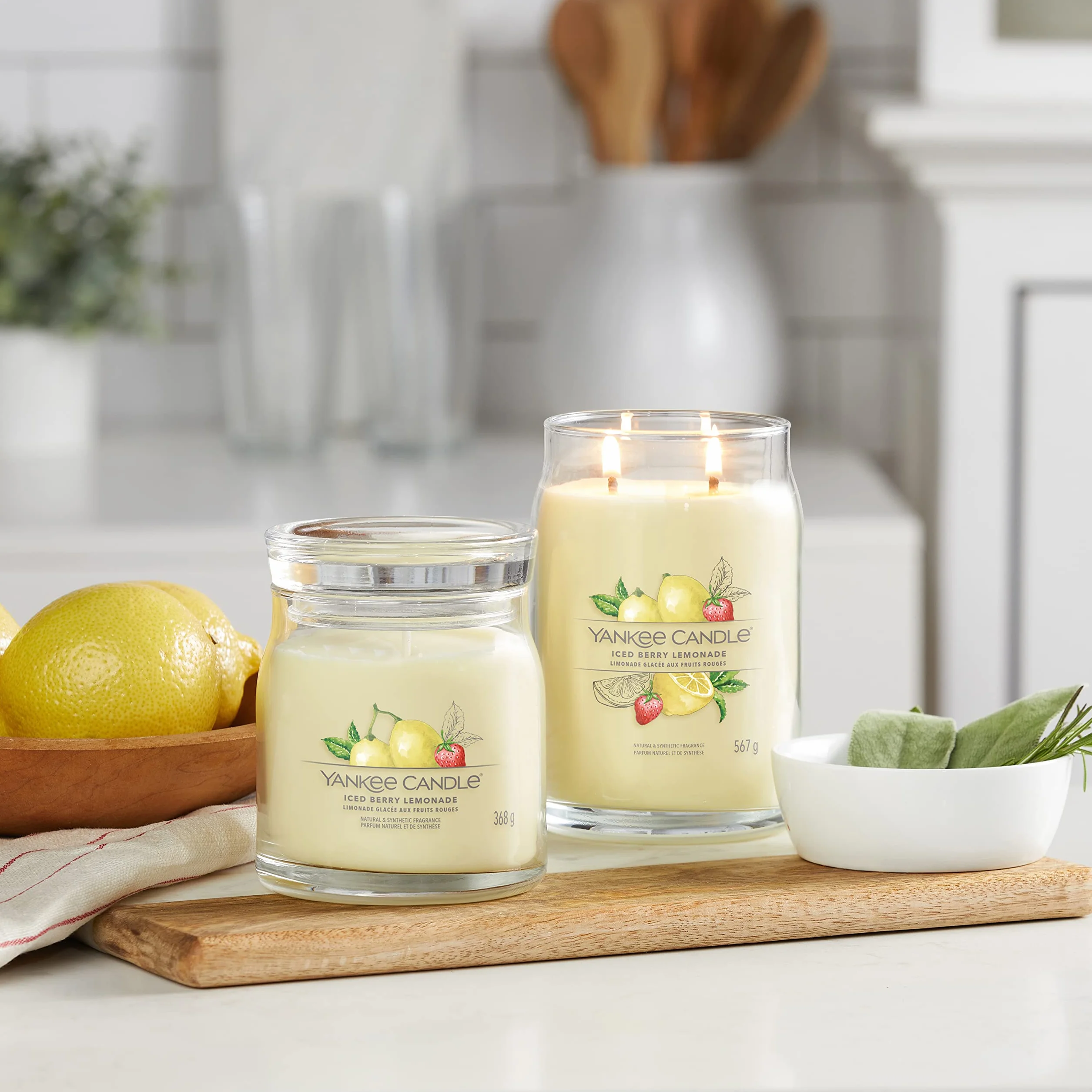 Yankee Candle Signature Candela Profumata, Limonata Ghiacciata Ai Frutti di Bosco in Giara Grande, Candele di Miscela di Cera di Soia Lunga Durata, Regalo per le Donne