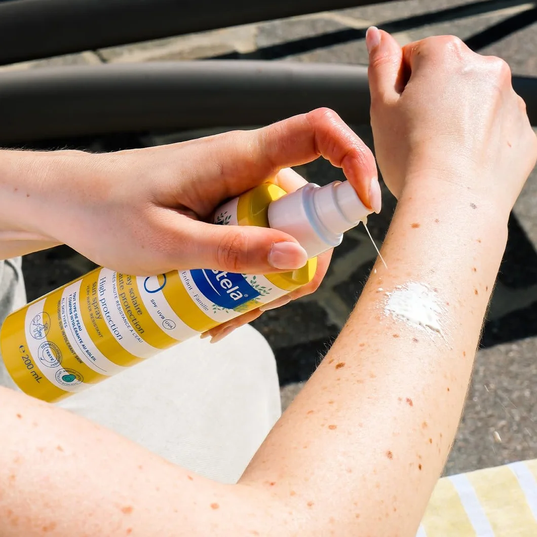 Mustela Spray Latte Solare Spf 50, Viso, Corpo, Con Avocado e Vitamina E, Neonati, Bambini, Tutta la Famiglia, Adatto in Gravidanza - Protezione Molto Alta dai Raggi UVB e UVA (200ml)