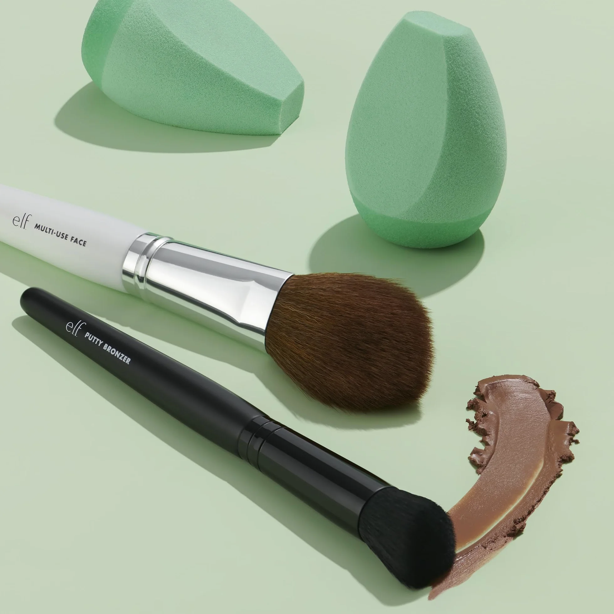 e.l.f. Putty Bronzer Brush, pennello angolato per trucco per contouring e highlight, realizzato per il e.l.f. Putty Bronzer, applicazione sanitaria impeccabile, nero