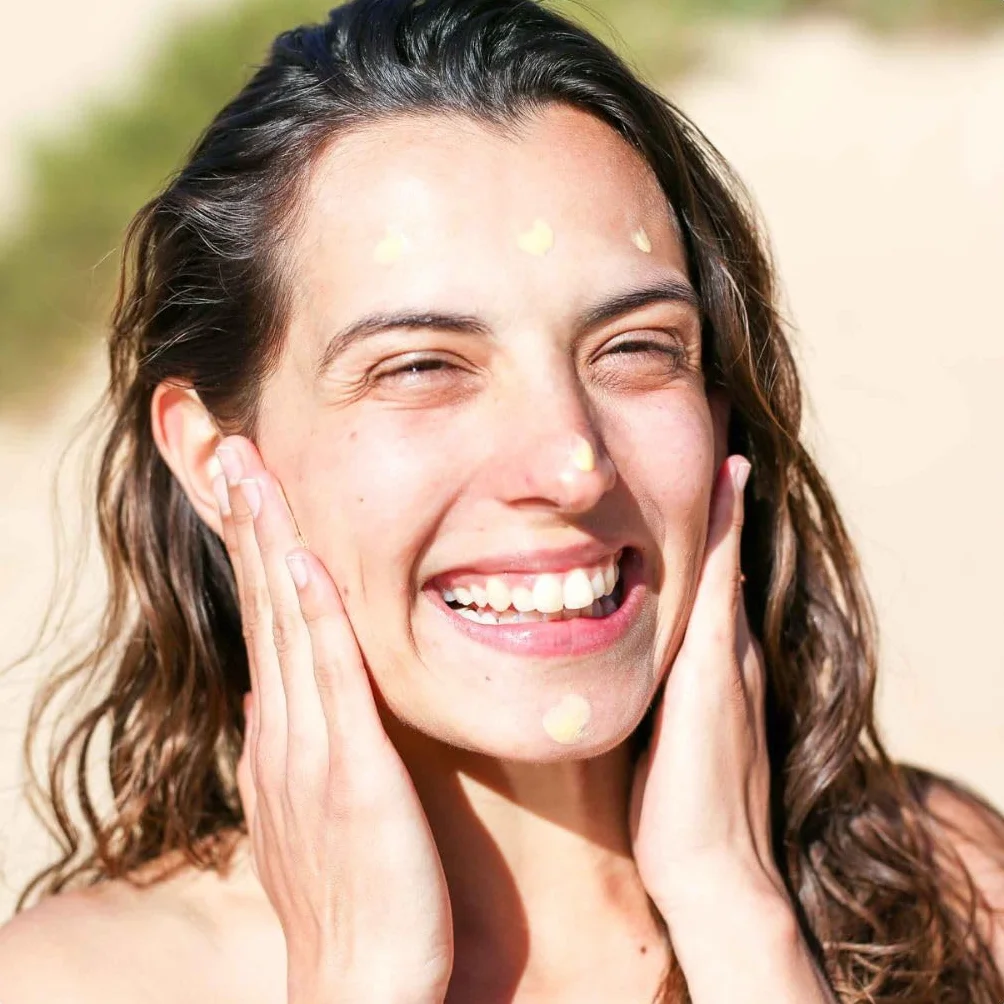 Crema Solare Naturale Minerale FPS 30 Suntribe - 100 ml, Tinta, Biologica - 100% Naturale & Sicura per i Coralli, Non-Nano Ossido di Zinco, Resistente all'Acqua - Vincitore Beauty Shortlist Awards