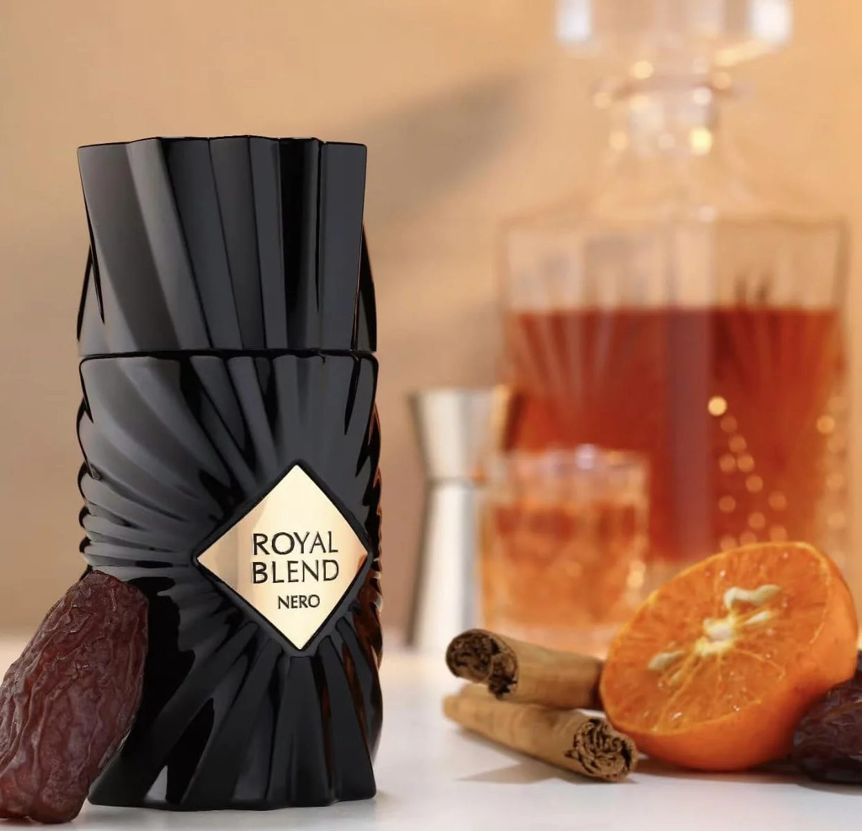 Royal Blend Nero - Estratto di profumo da 100 ml - Fragranza araba unisex di lunga durata con atomizzatore, profumo orientale e gourmet con note di mela, cannella e vaniglia (Nero)