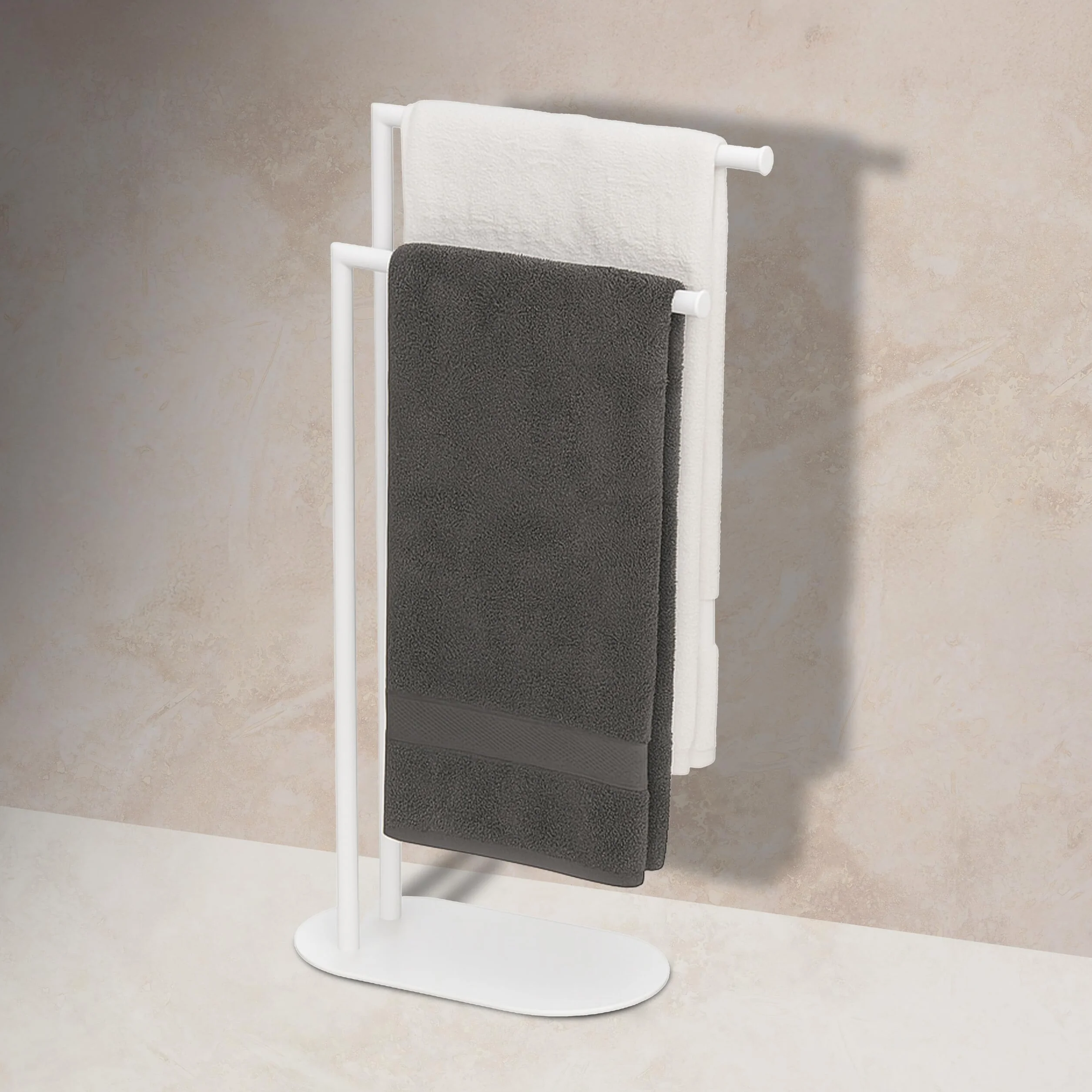 Relaxdays Portasciugamani a 2 Bracci Sfalsati Piantana da Bagno Ferro Bianco 78,5x38,5x17 cm