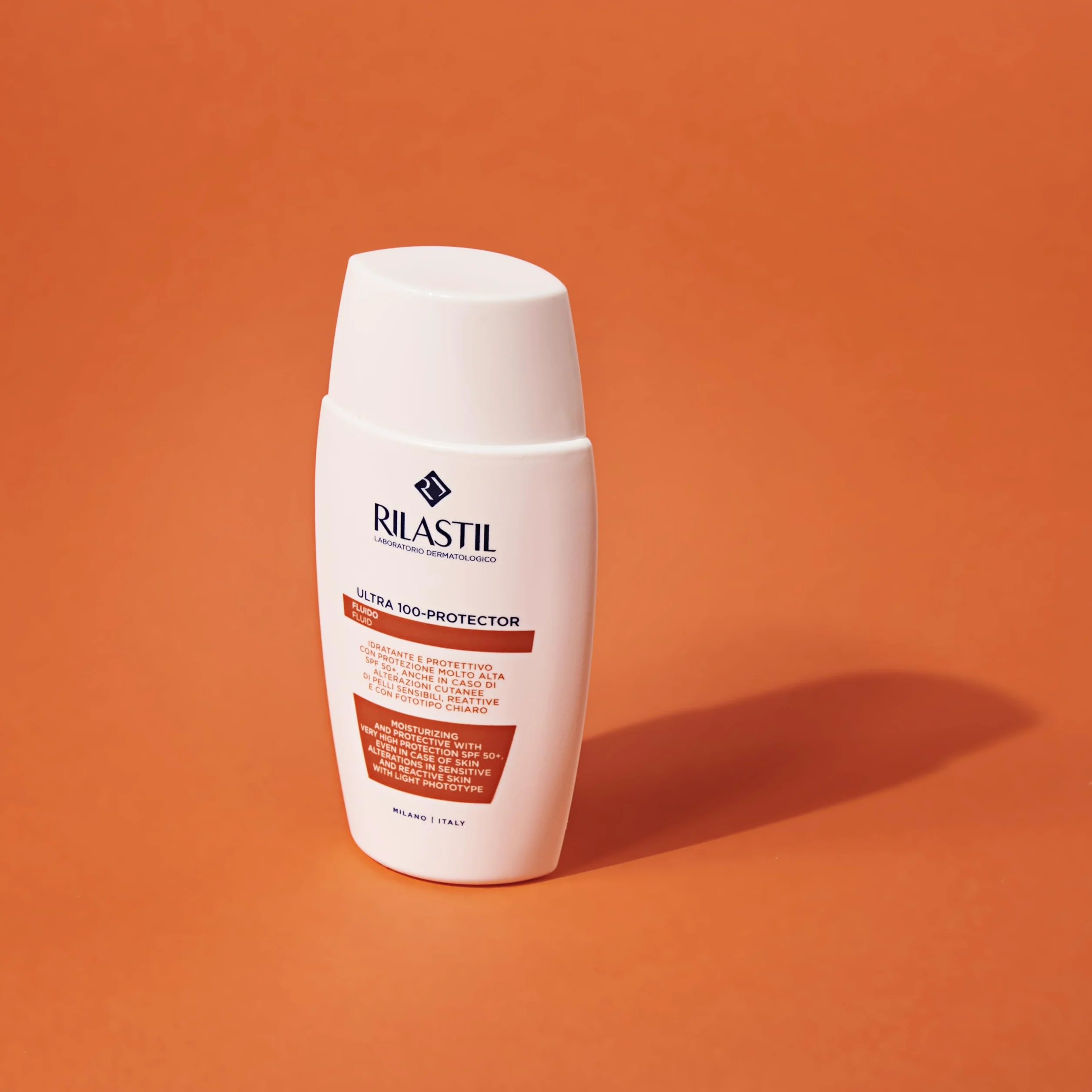 Rilastil Fluido 100, Emulsione Fluida Idratante e Protettiva, Texture Ultraleggera, Resistente all'Acqua, per Pelle Sensibile, Confezione da 50ml