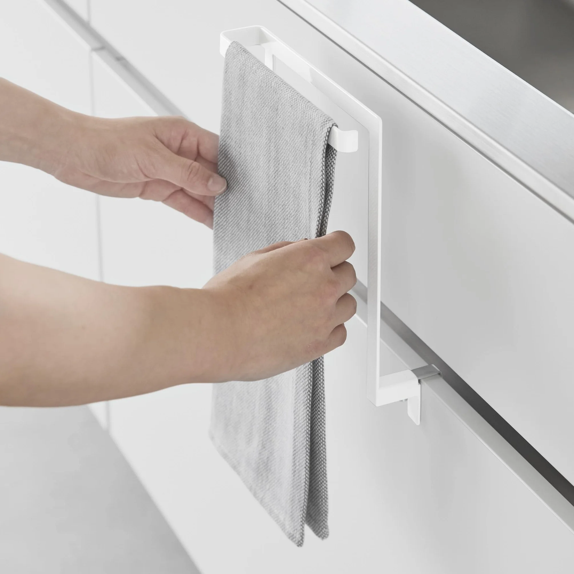 Yamazaki 1590 TOWER Floating Towel Hanger White Steel 20 x 910 x 19.5 cm