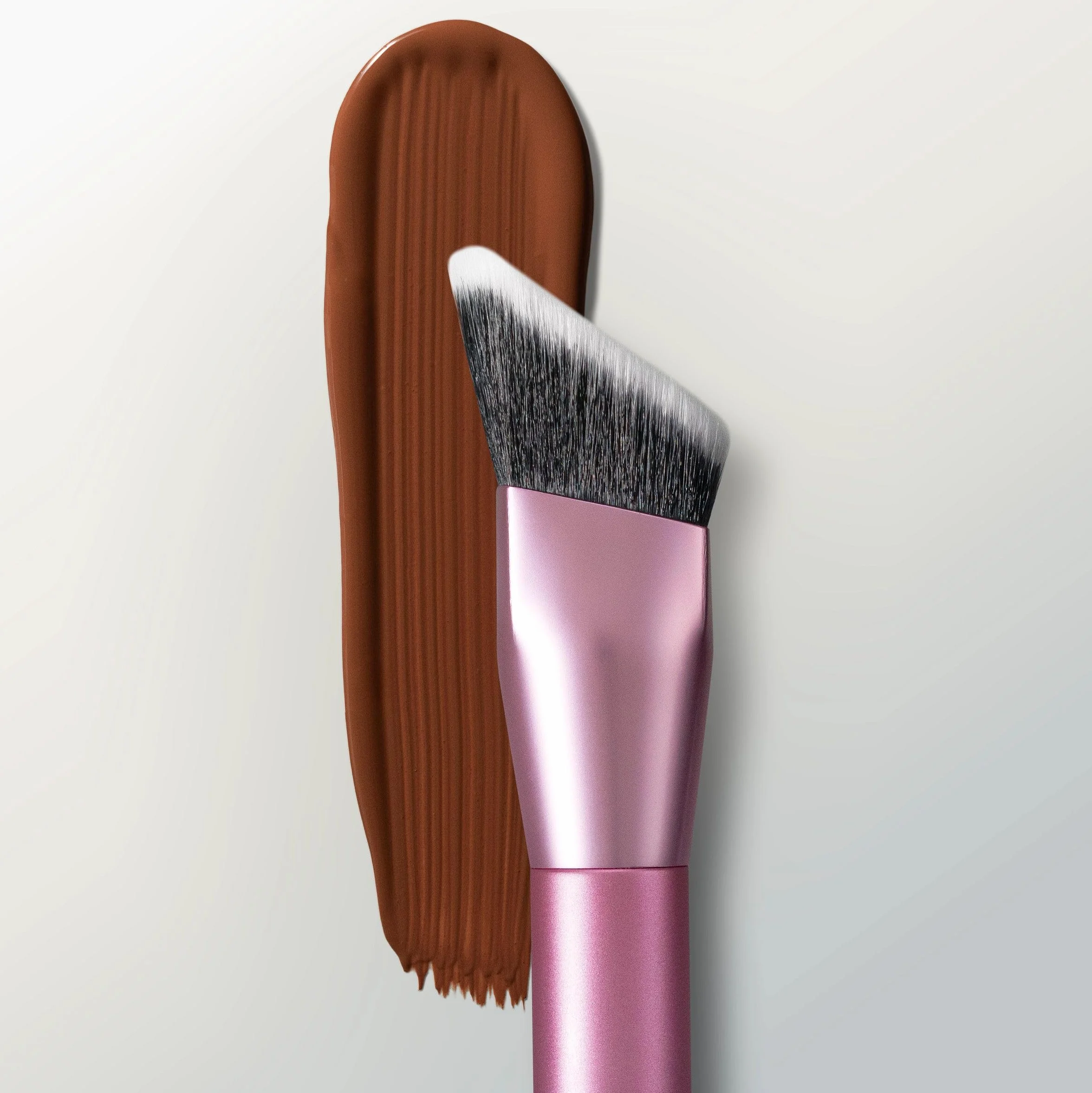 Real Techniques Cheek Hugging Contour Brush, Angled Makeup Brush for Cream Contour Liquid Bronzer & Sculpting, Precision Face Shaping, UltraPlush Bristles, Cruelty-Free, 1 Count