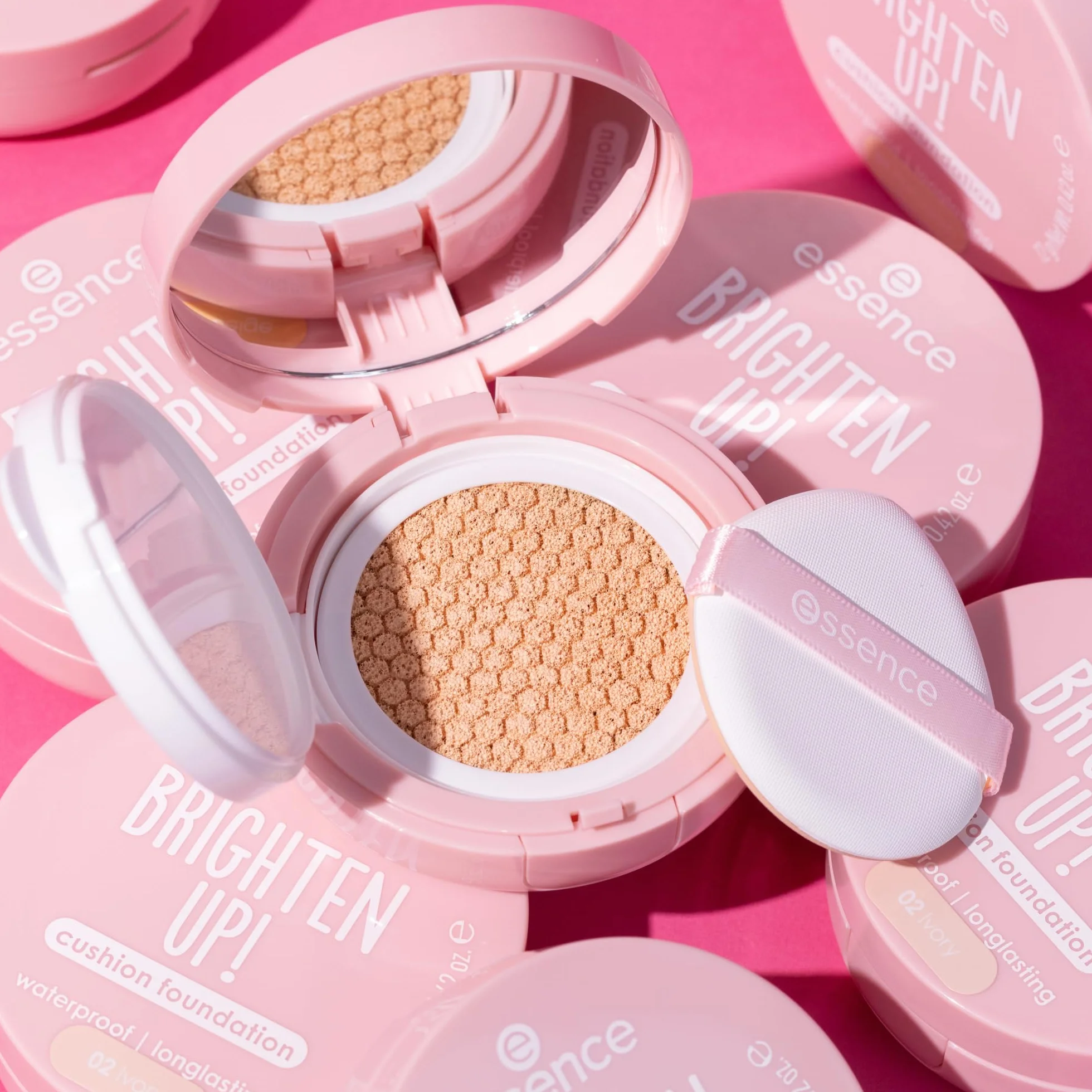 essence BRIGHTEN UP! fondotinta cushion, lunga durata, schiarente, naturale (12g)