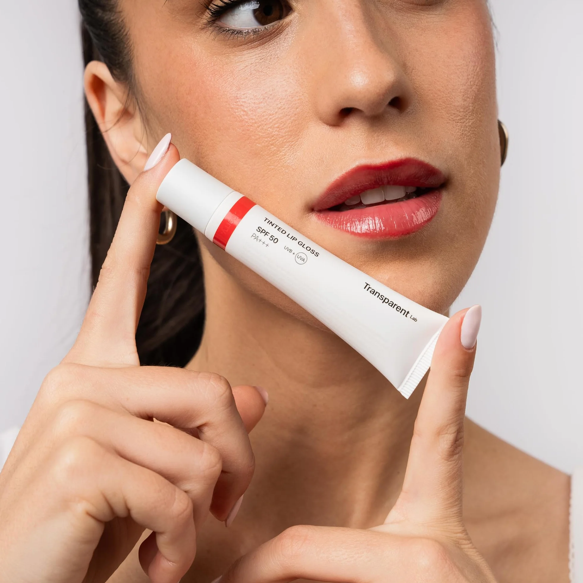 Transparent Lab Tinted Lipgloss Cherry 15 ml – Balsamo labbra colorato SPF50, con acido ialuronico e peptidi volumizzanti, idratazione, lucentezza naturale e protezione solare alta