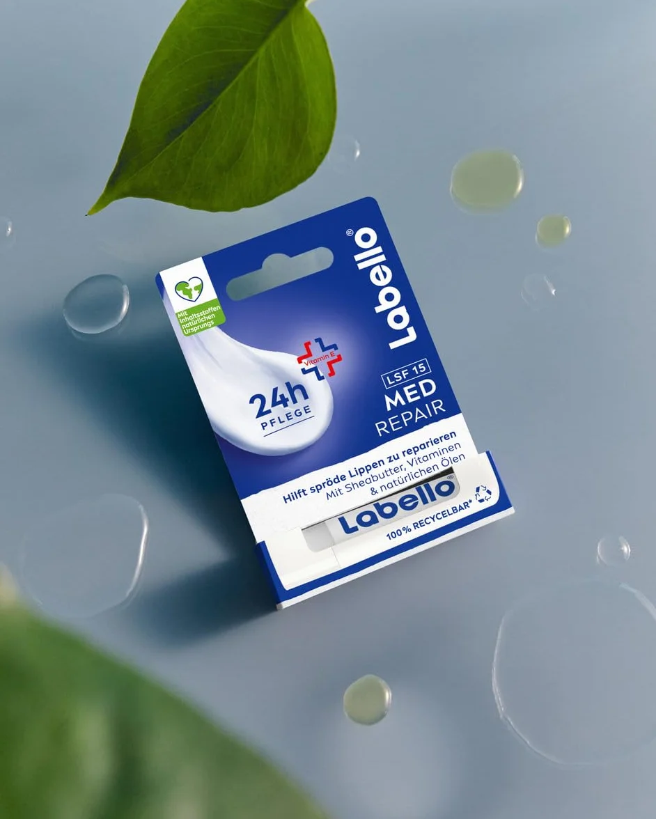 Labello Med Repair - Matita per la cura delle labbra, senza olio minerale, con SPF 15 e vitamina E, per labbra fragili, balsamo per labbra con burro di karitè e oli naturali (4,8 g)