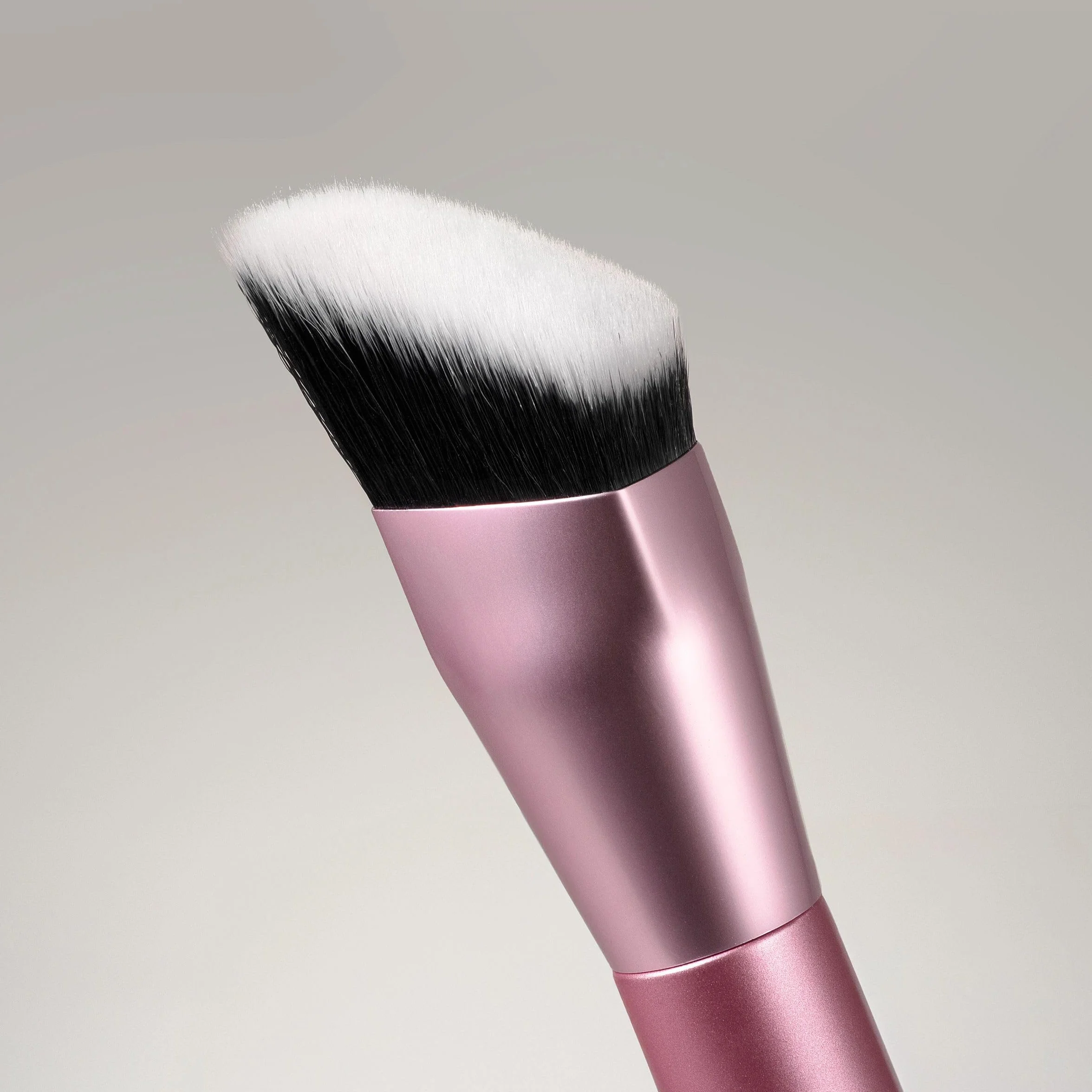Real Techniques Cheek Hugging Contour Brush, Angled Makeup Brush for Cream Contour Liquid Bronzer & Sculpting, Precision Face Shaping, UltraPlush Bristles, Cruelty-Free, 1 Count