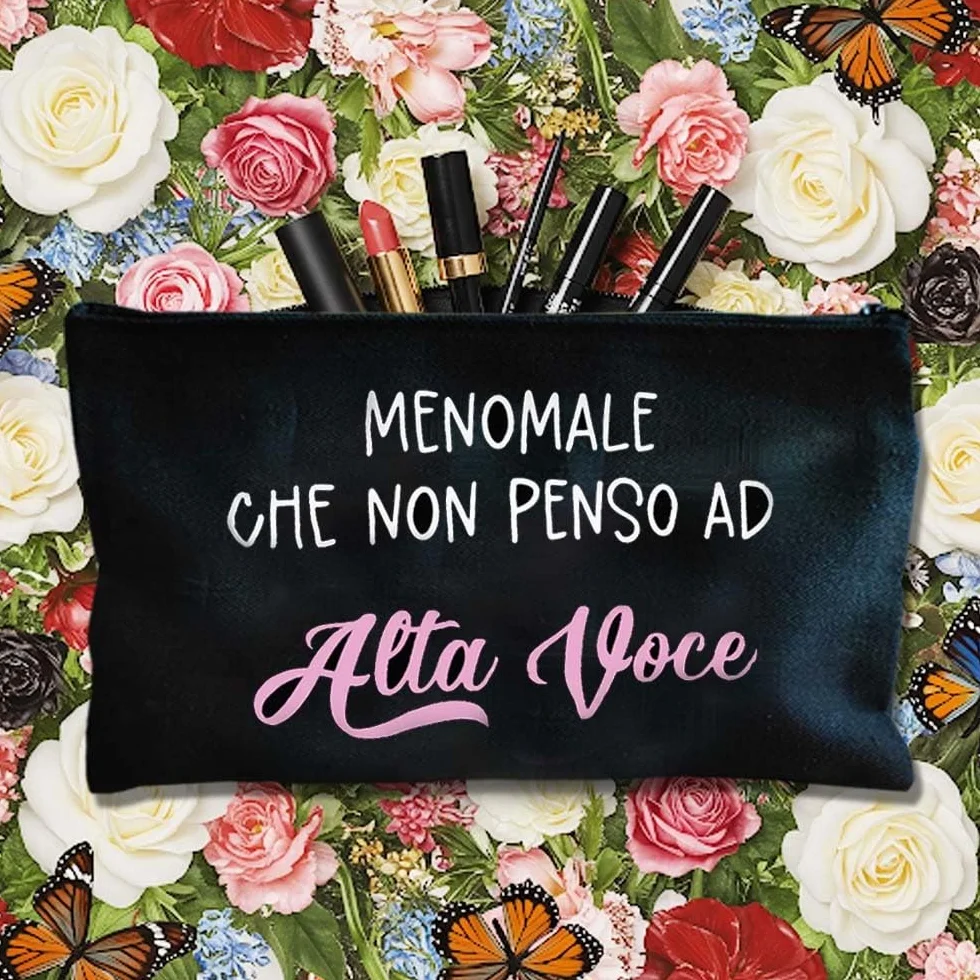 Pochette con scritta Menomale che non penso ad alta voce, astuccio con frase divertente