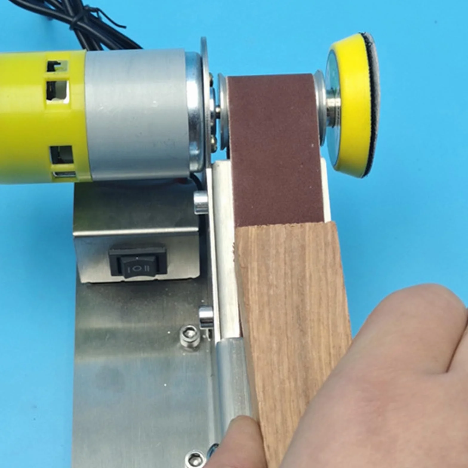 Levigatrice a Nastro Elettrica 100-240V Mini Multifunzionale Macchina per Affilare con Mola Angolo Fisso 15 Gradi