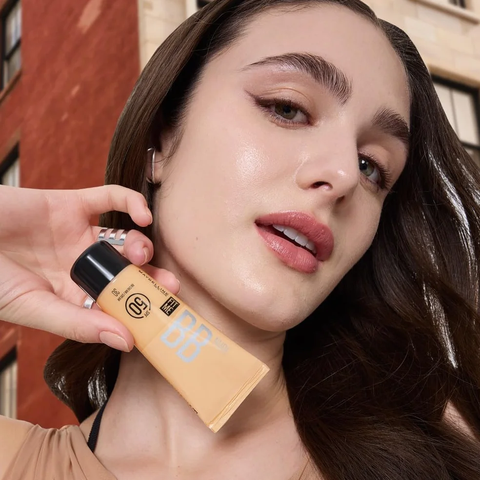 Maybelline New York BB Cream SPF50, Pelle Uniforme, Idratata e Protetta, Arricchita con Pigmenti Che si Uniformano all'Incarnato, Con il 90% di Ingredienti Skincare, Fit Me BB Nude, Tonalità: 50, 30ml