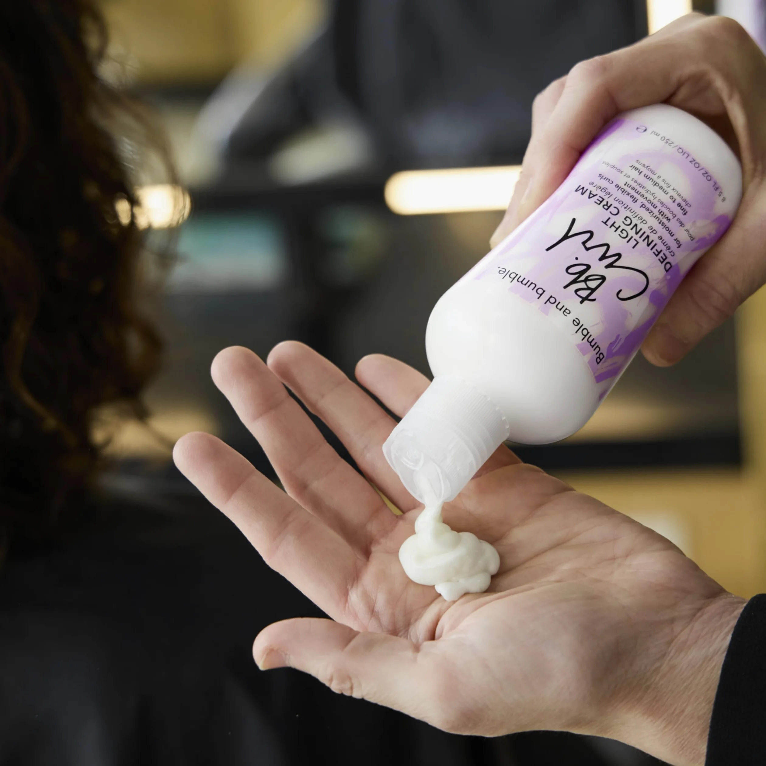 Bumble and bumble. Curl Light Defining Styling Cream 250 ml | Crema modellante idratante - Anti-crespo - Capelli ricci, mossi - Con olio di jojoba, olio di avocado + olio di cocco