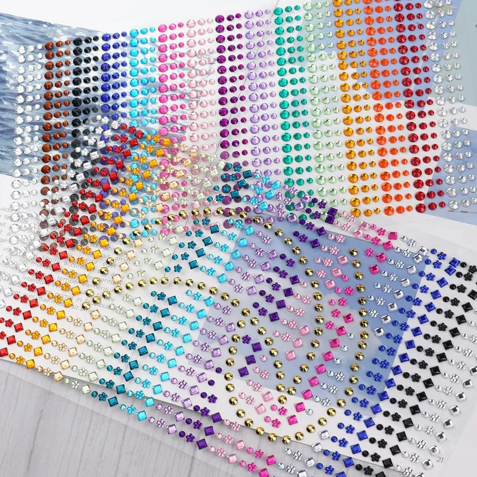 URAQT Strass Adesivo, 1800+ Pz Brillantini di Gemme per Make Up, Glitter per Viso Corpo Occhi, Decorazioni per Carnevale, Feste, Trucco