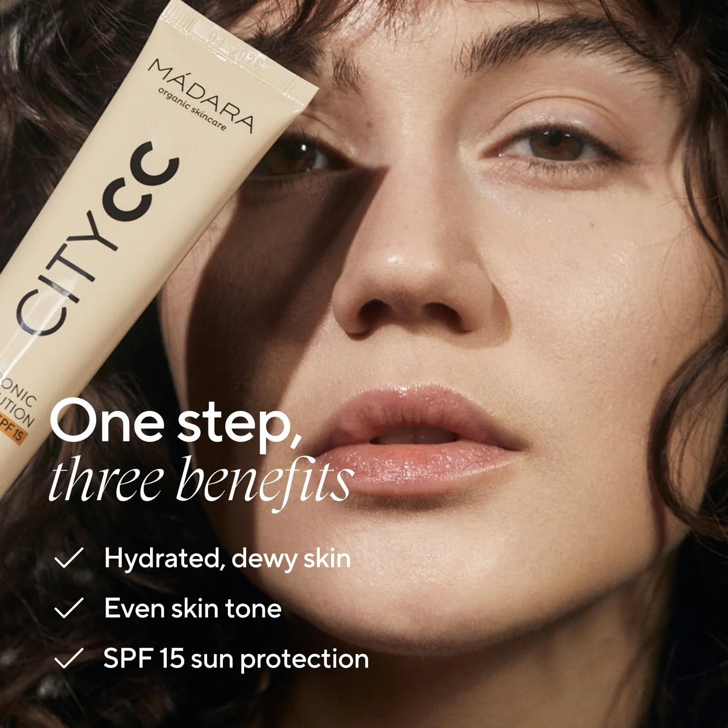 MÁDARA Organic Skincare | Anti-Pollution CC Cream SPF15 LIGHT - 40ml, Mit Hyaluronsäure und breitspektrigem UVA/UVB-Sonnenschutz, Leicht, Seidige Textur, Ecocert-zertifiziert.