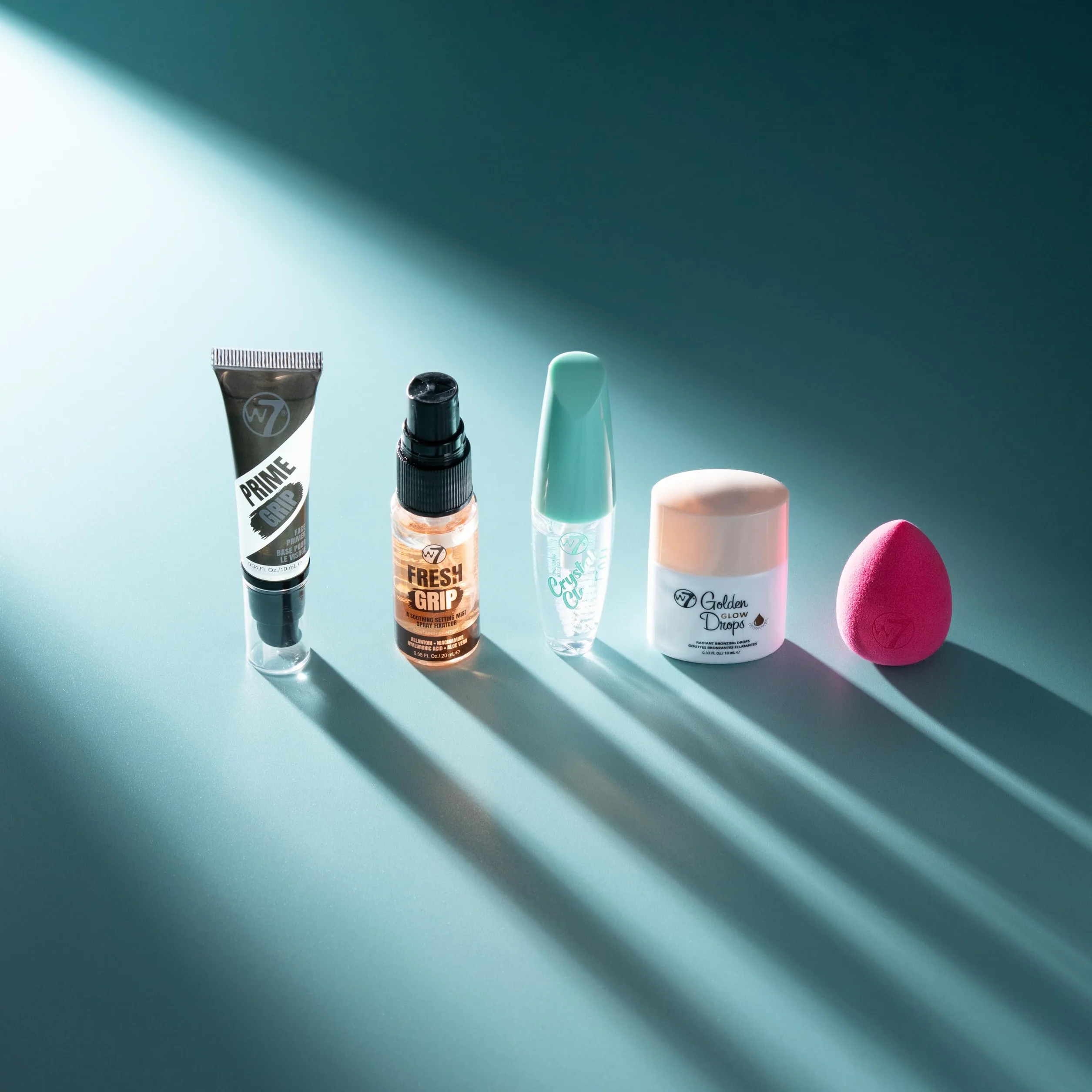 W7 On the Go Essentials - Set di trucchi indispensabili in formato mini, con primer, spray fissante, mascara, gocce abbronzanti Golden Glow e spugnetta - Make-up essenziali