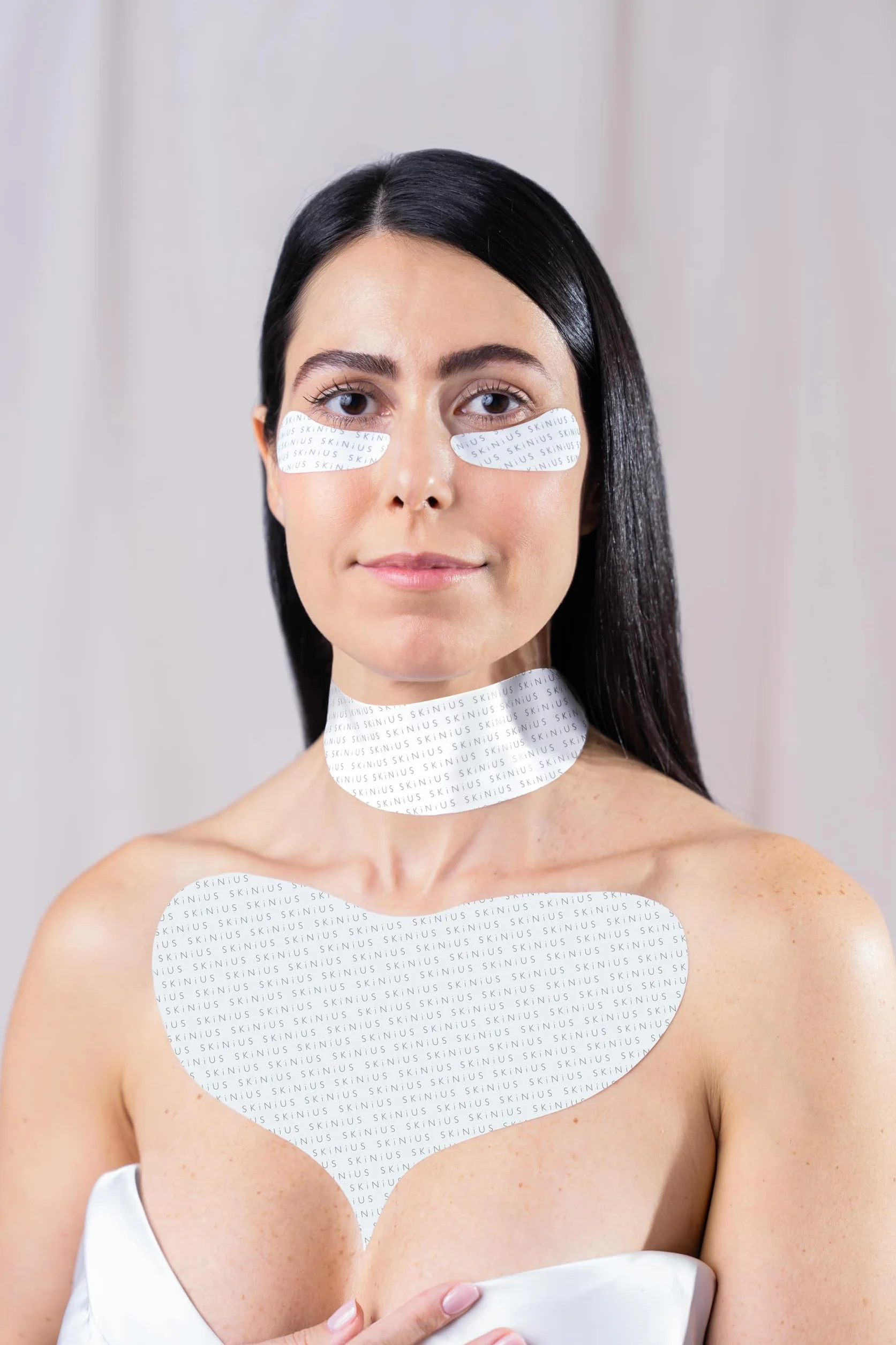 Skinius LIFTNES Patches Riutilizzabili per Collo e Décolleté con Pochette Waterproof - Patch in Silicone Morbidi ed Ergonomici - Wearable Beauty Anti-Spreco - Riutilizzabili