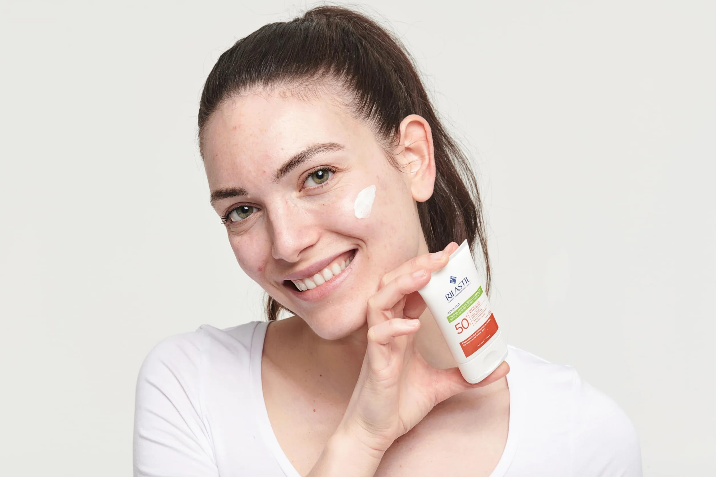 Rilastil Acnestil Crema Sebo-Normalizzante, Azione Lenitiva e Opacizzante, Antierima Solare, per Pelli Sensibili a Tendenza Acneica SPF 50+, Confezione da 40 ml