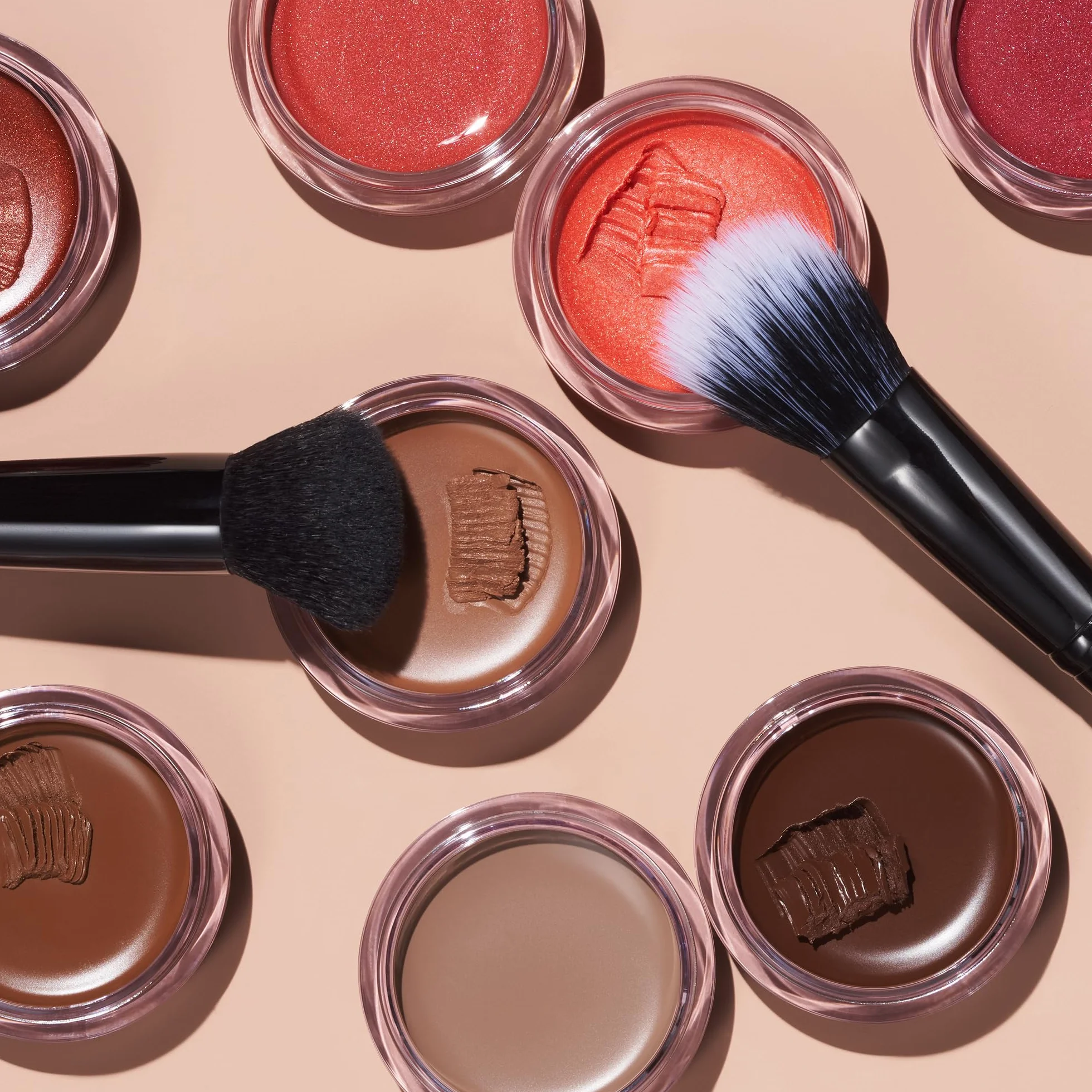 e.l.f. Putty Bronzer Brush, pennello angolato per trucco per contouring e highlight, realizzato per il e.l.f. Putty Bronzer, applicazione sanitaria impeccabile, nero