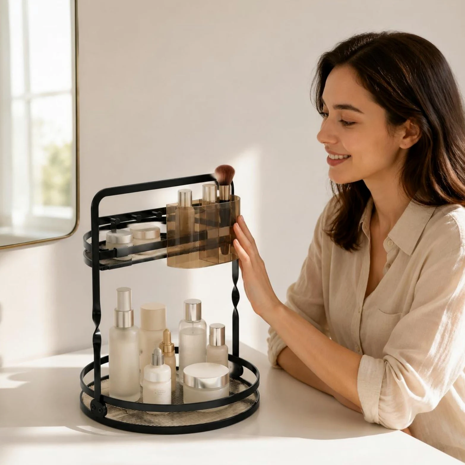harayaa Vanity Organizer Porta Cosmetici Portatrucchi Portaprofumi Portapennelli Rotazione a 360 Gradi Doppio Livello Telaio in Metallo con Bicchiere Pennelli, Oro, Modello Base