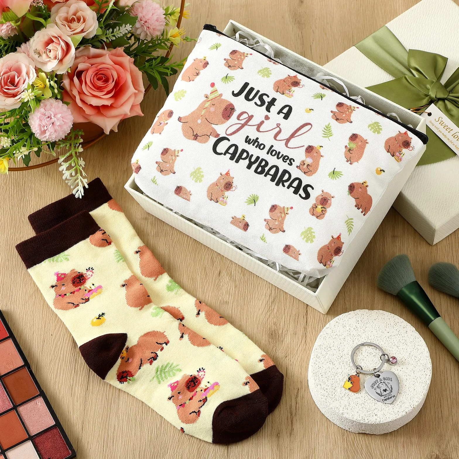Xuniea Set Regalo Capibara 3 Pezzi - Pochette Trucco, Portachiavi e Calzini con Scritta "Just a Girl Who Loves Capybaras" - Idea Regalo Natale, Compleanno per Amanti degli Animali, Amici, Colleghi