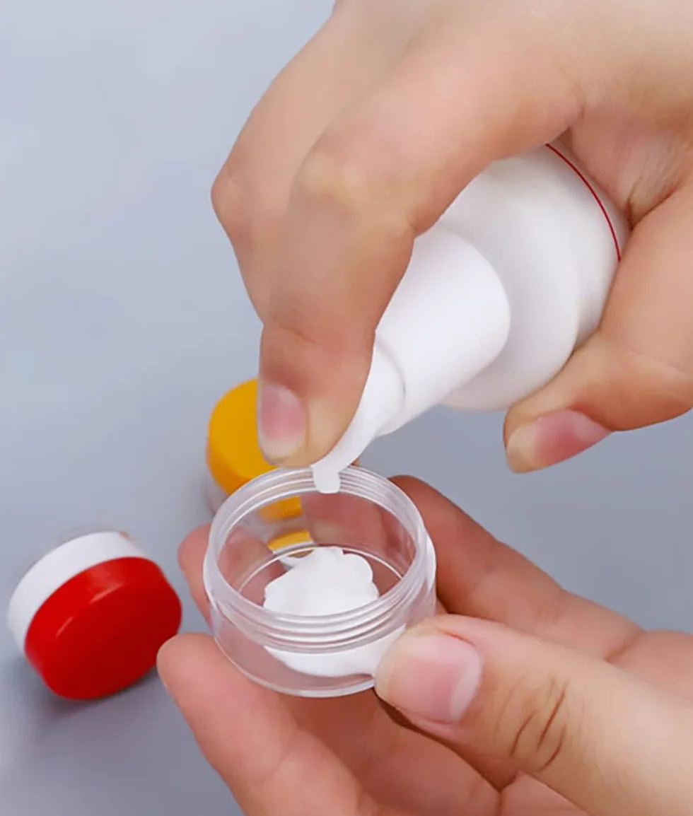 16 Pezzi 10Grammi/10ml Vuoti Vasetti Cosmetici in Plastica e 4 Mini Spatole, Mini Vasi da Viaggio con Coperchi, Vasi Campione per Mini Articoli da Toeletta per Lozioni, Cosmetici (4 Colori)