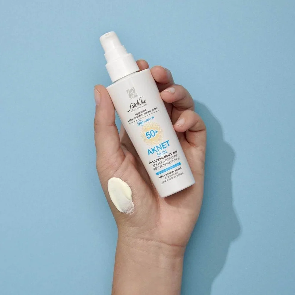 BioNike Aknet - Sun SPF 50+, Fluido Solare Viso per Pelle a Tendenza Acneica, Formula con Polveri Opacizzanti, Resistente all'Acqua e Non Appiccicoso, 50ml